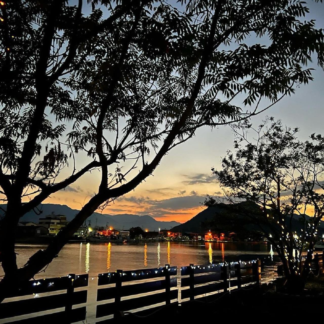 漁港街の夜景と夕焼け空です。海④番サイトからの写真になります。