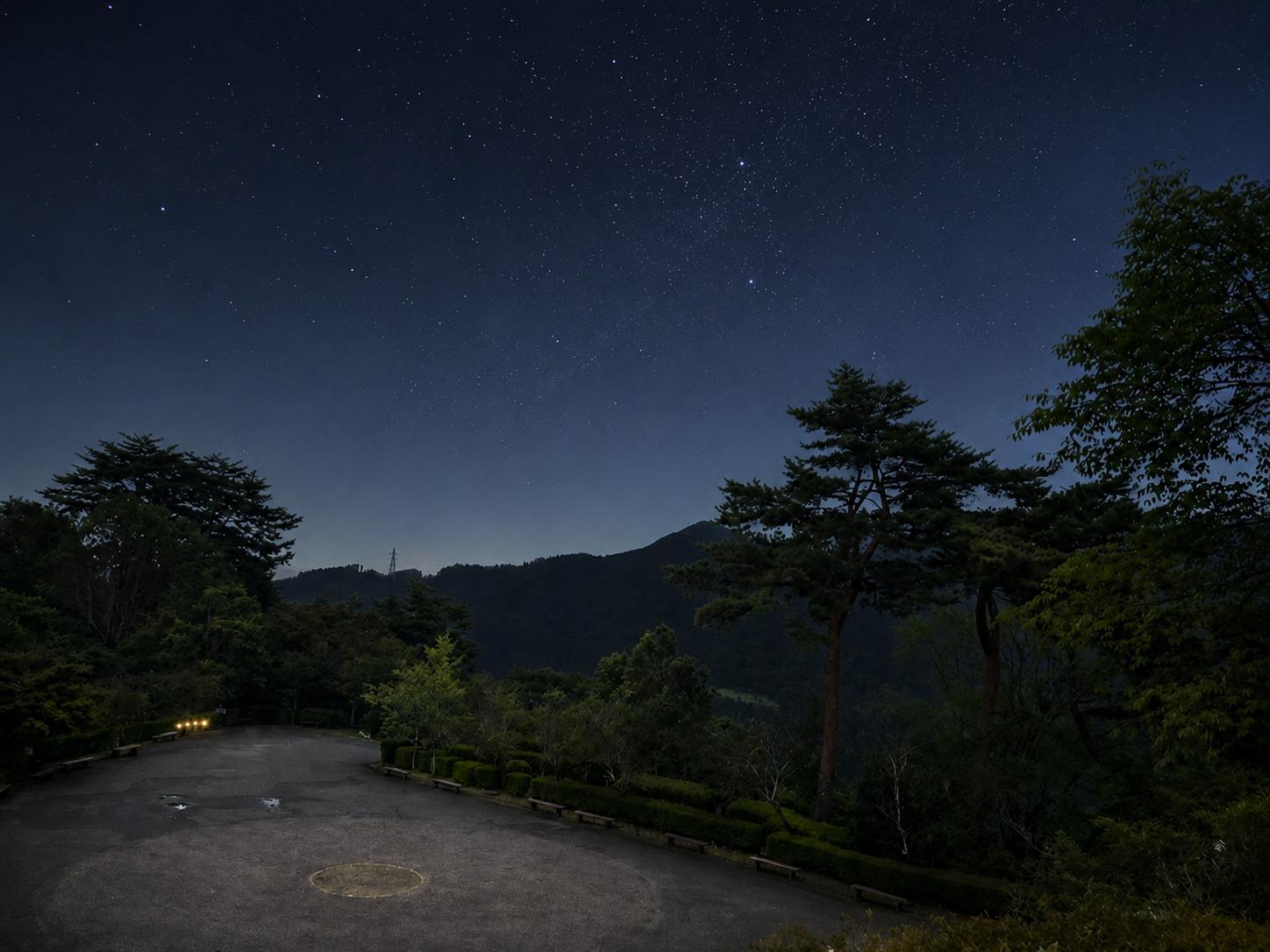 **星降る夜の絶景スポット**  街明かりの少ない山あいならではの満天の星空が広がる、静寂に包まれた夜景スポットです。晴れた夜には無数の星々が頭上を彩り、澄んだ空気の中でゆったりと星空観賞をお楽しみいただけます。昼間とは異なる幻想的な景色が広がり、自然に囲まれた特別な時間を演出。キャンプやご宿泊の夜に、心癒されるひとときをお過ごしください。