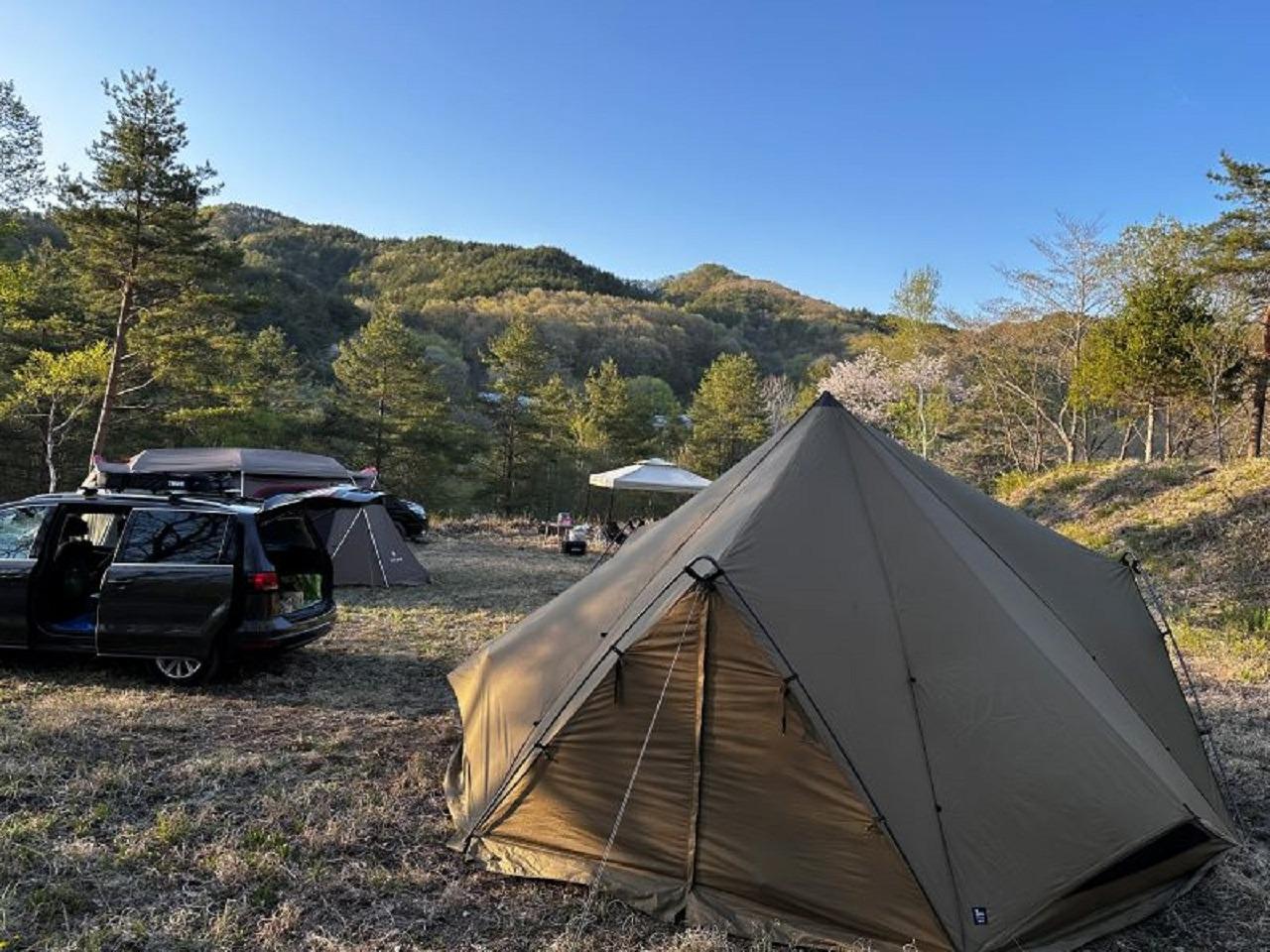 グループキャンプサイトです。テントは4～5張りできます。車は乗り入れも可能。近くに駐車スペース有。ほかのキャンプサイトから一段高いところで少しくらい騒いでも周りの迷惑になりづらい場所にあるので気軽にグループキャンプを楽しめます。料金は何名様であっても20000円になります。