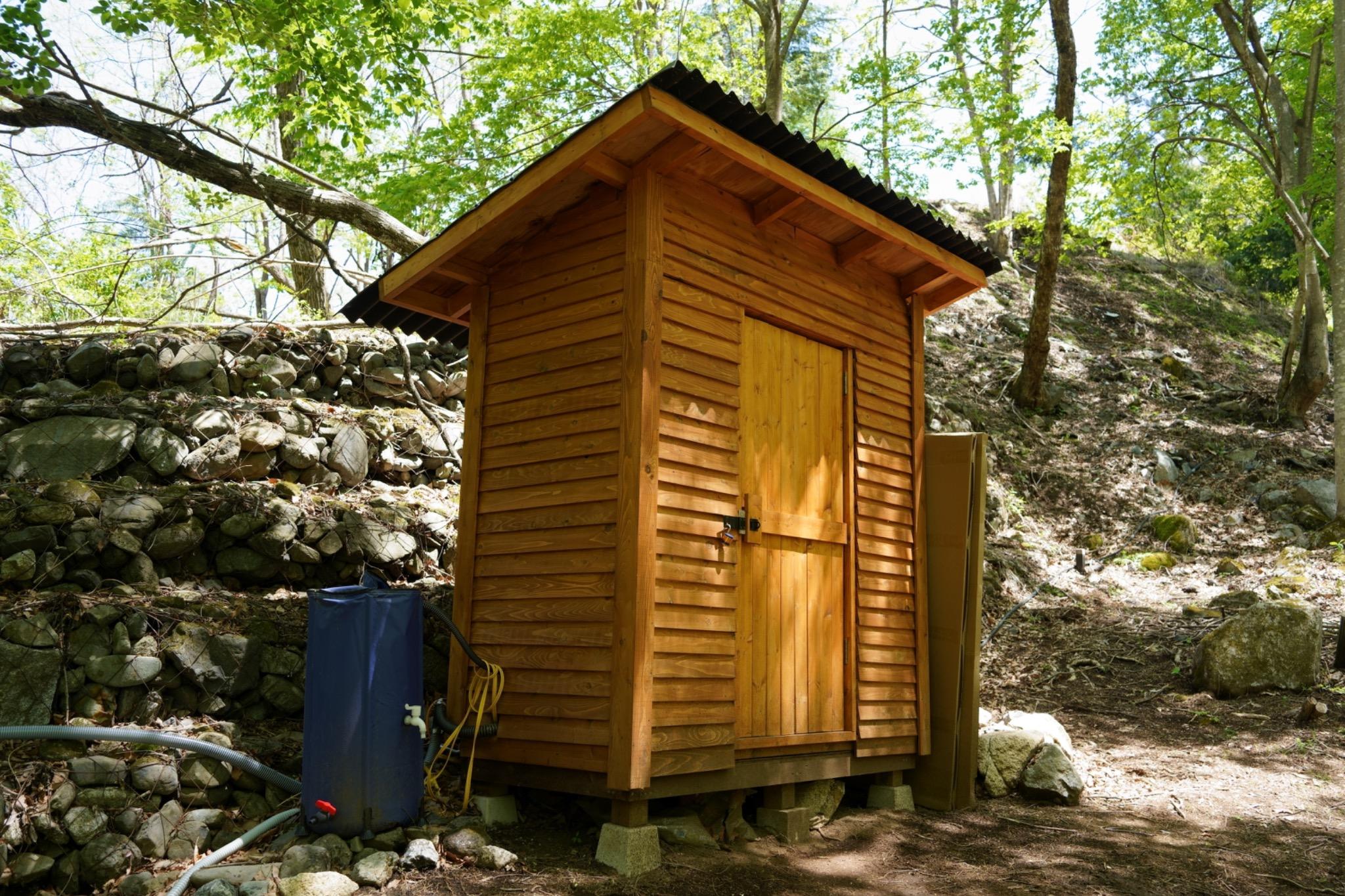 管理人ががんばって作ったトイレ小屋です。人間やればできるもんですね。
