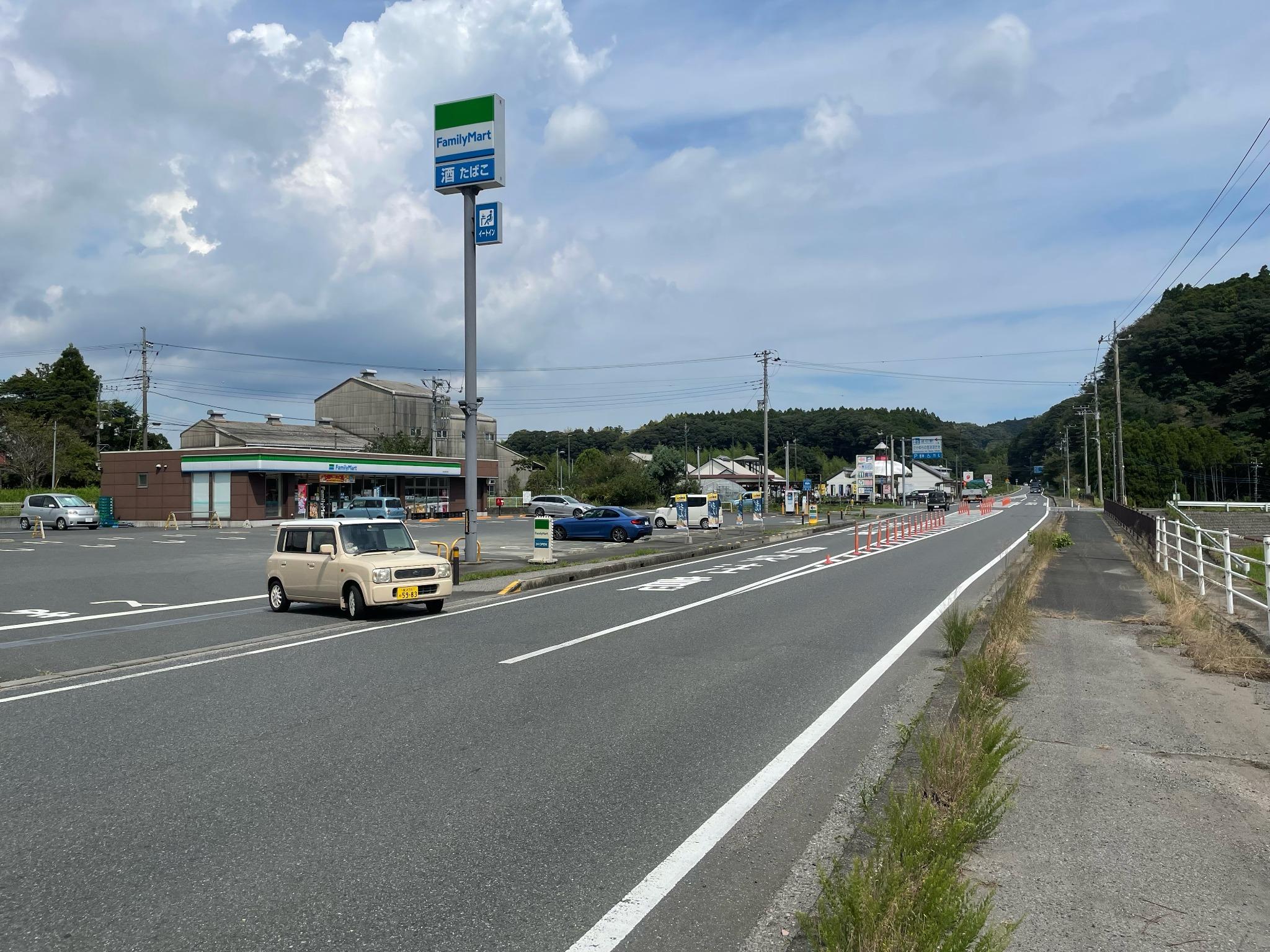 高速バスのバス停のある大多喜道の駅（たけゆらの里）とコンビニ　キャンプ場まで徒歩5分、車で1分