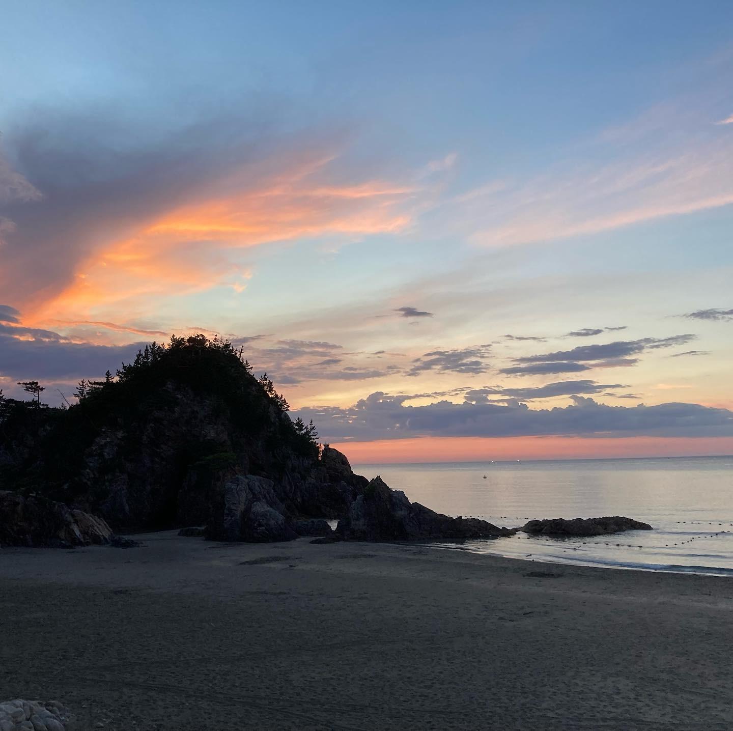 天気のいい日には真っ赤に染まる夕日の情景。ビーチにでて波の音を聞きながら過ごす時間は日常を忘れてしまいます。