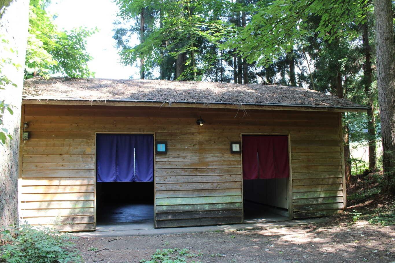 トイレは場内二か所です