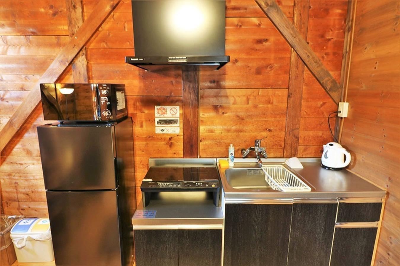 【土蔵】明治より残る蔵をフルリフォームし、ご友人、ご家族の皆さんでゆっくりとくつろげる1棟貸切できる空間です。 １階はリビングルーム、２階は明治からの歴史を感じる大きな棟木が特徴の寝室で、1日1組様限定となります。 ミニキッチンもあるので、食材を持ち込んでホームパーティも可能です。