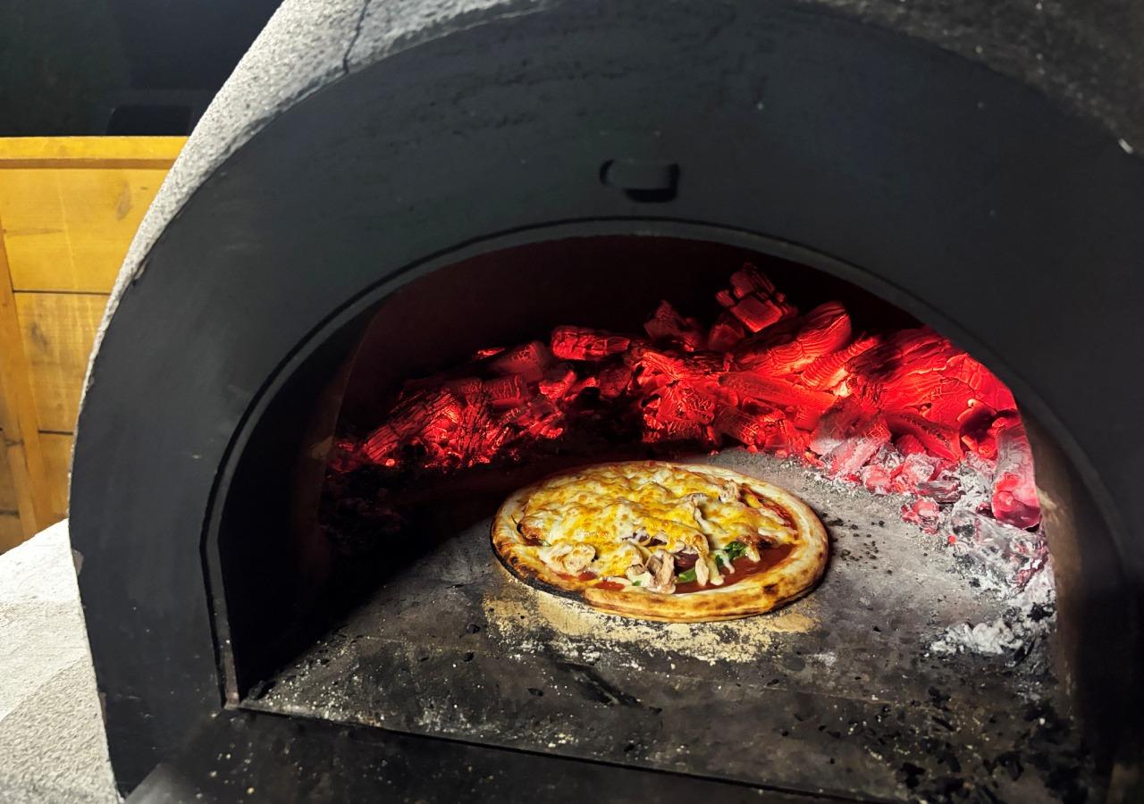 ・【ピザ】石窯で焼く本格ピザ。焼き立てアツアツのピザも楽しめます。