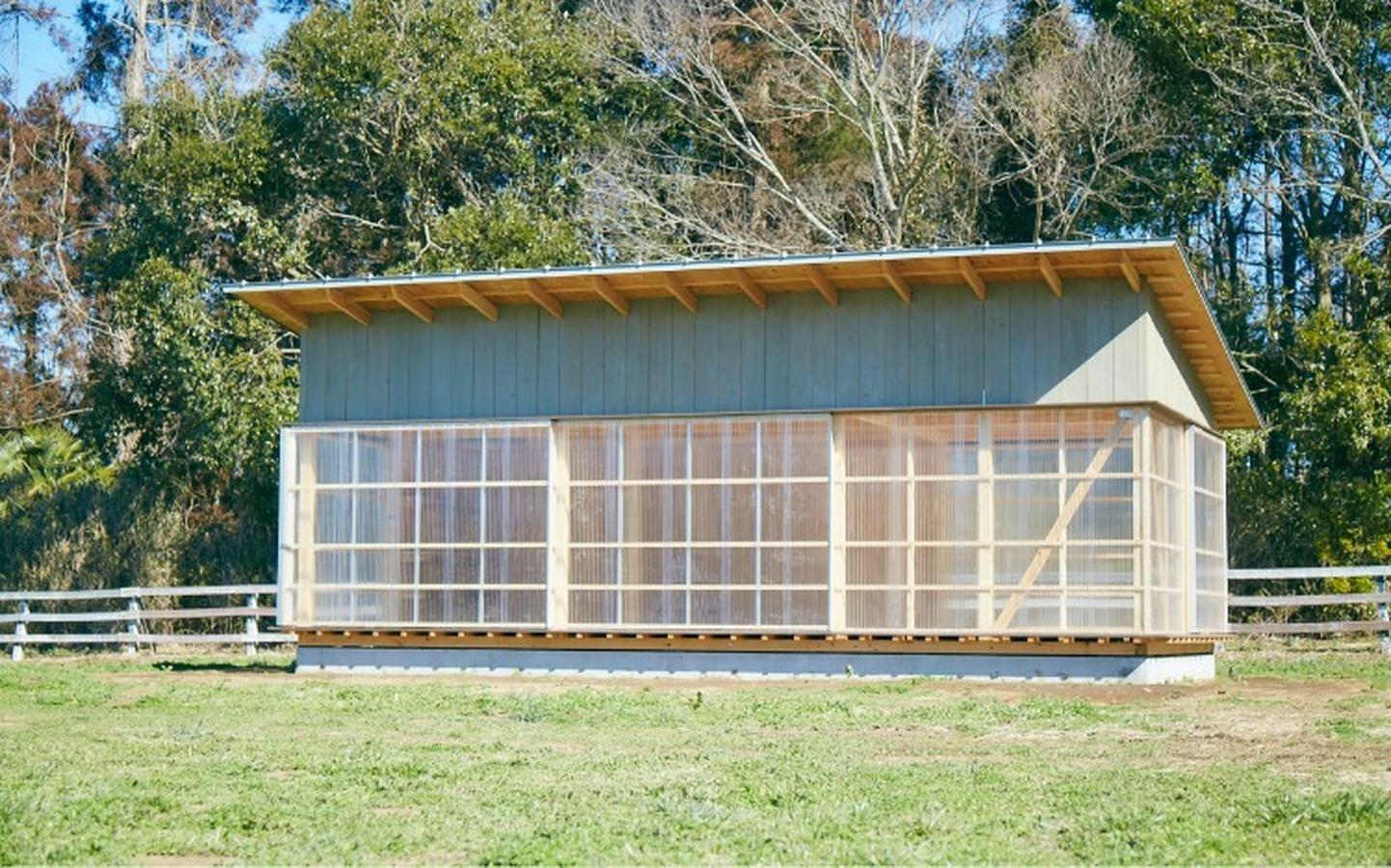蓄電池によって電気を自給自足するロッジです。