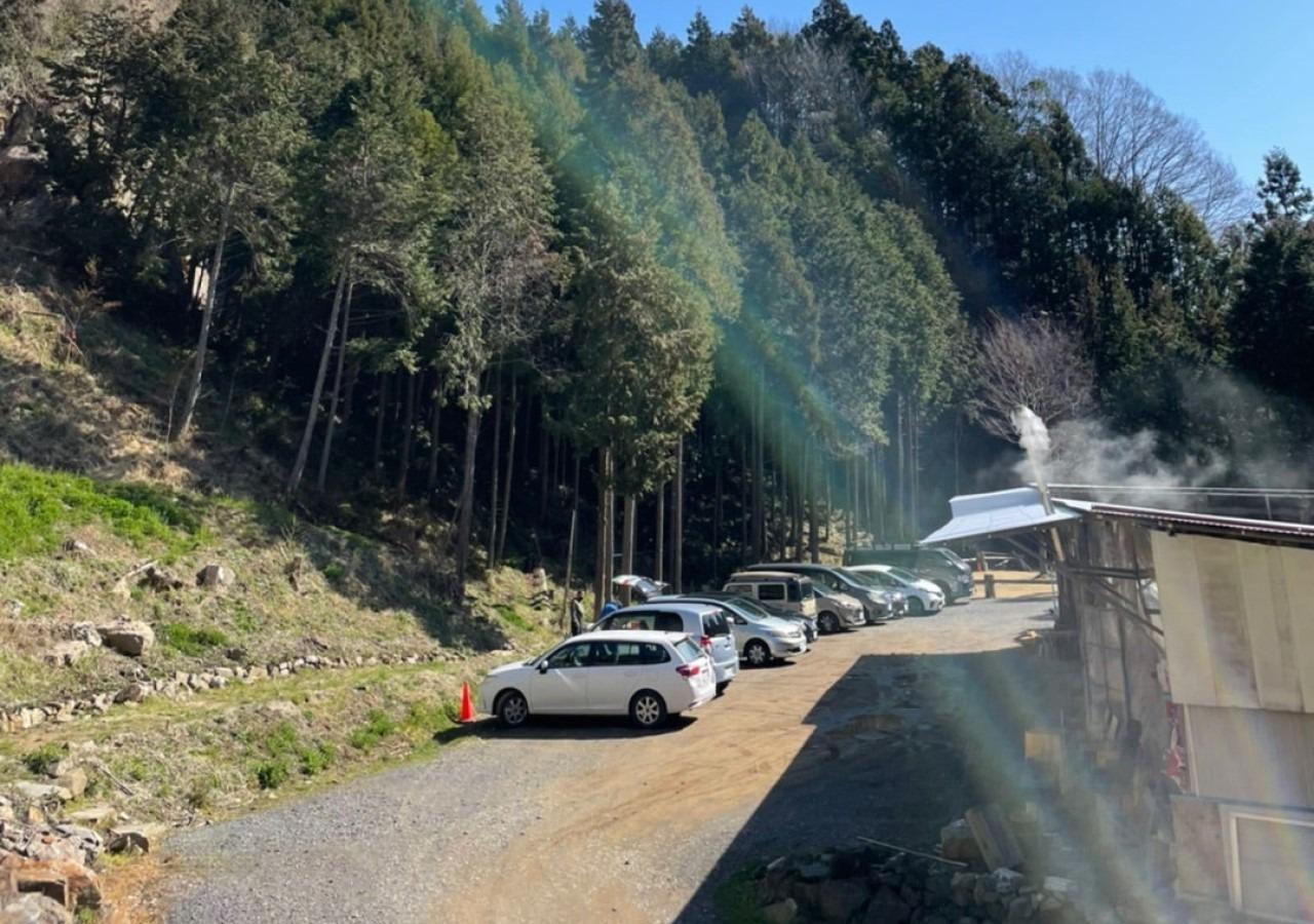 【駐車場】  キャンプエリア隣に10台、道路向かい20台程度。芝生への乗り入れは出来ませんが、近くで荷下ろしが出来ます。写真の奥がキャンプエリアです。