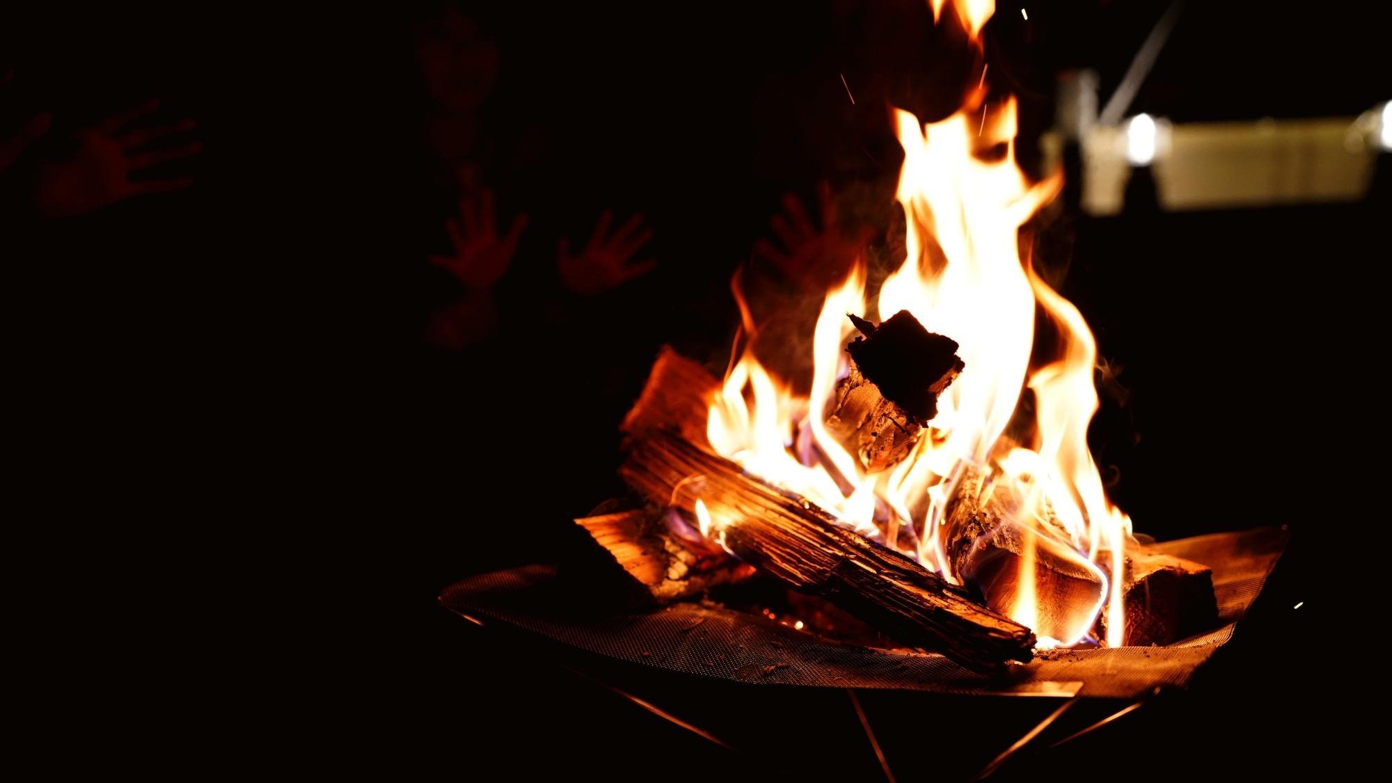 焚火の音と炎で静かな夜をお楽しみください。