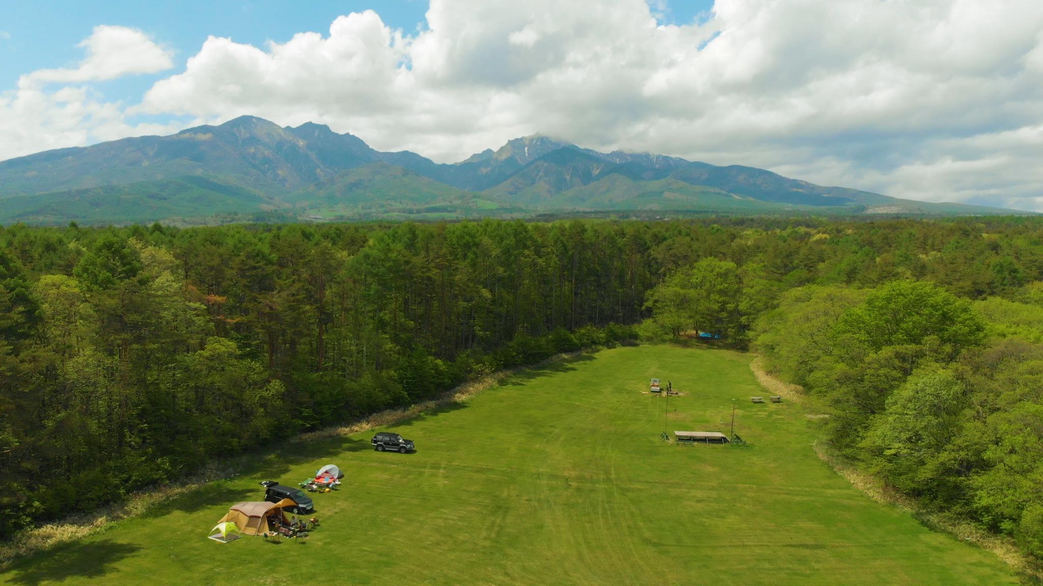 広大な牧草地にあるキャンプサイト。