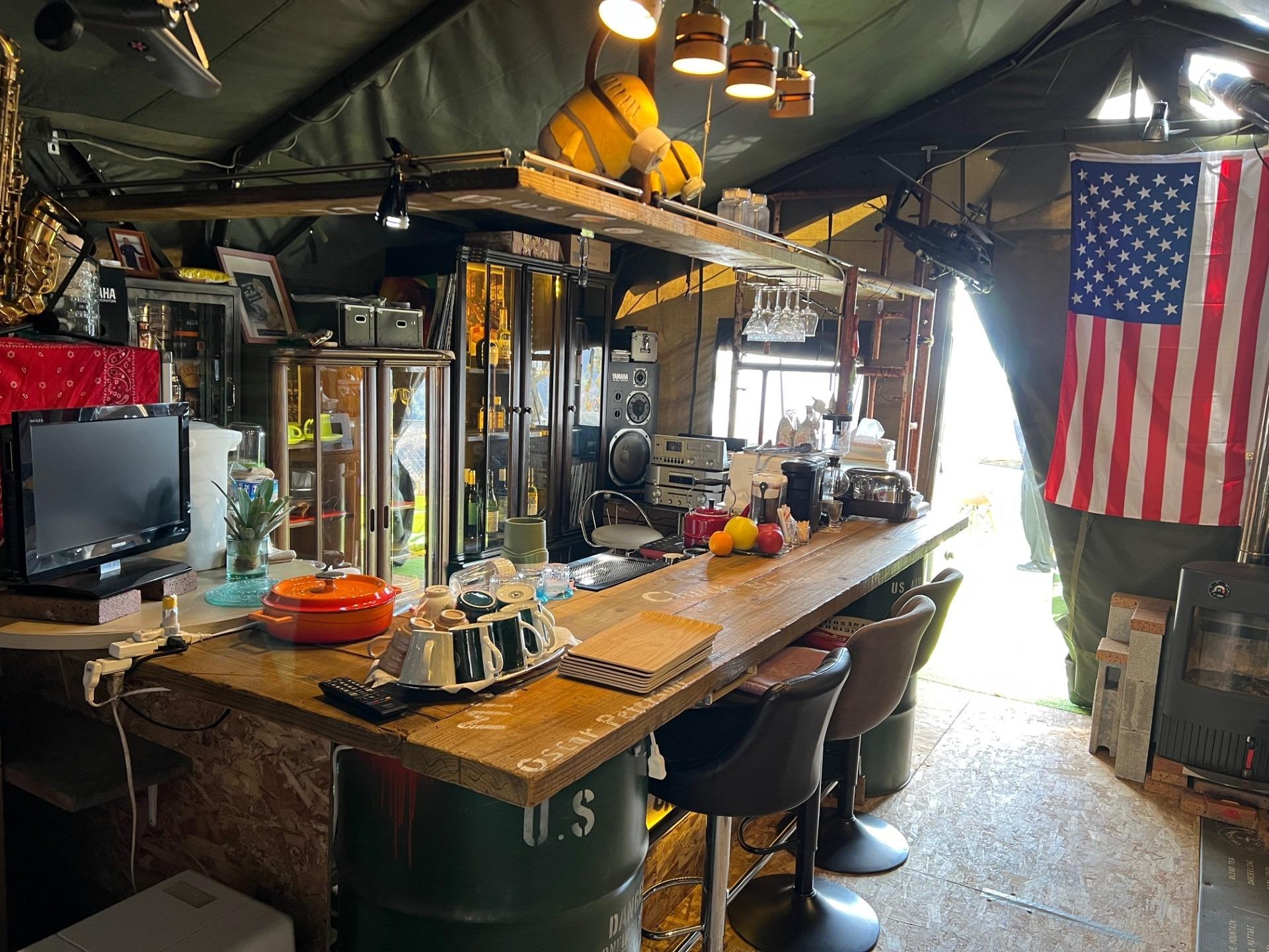 ショットバー棟 内観。朝はモーニングが楽しめます。