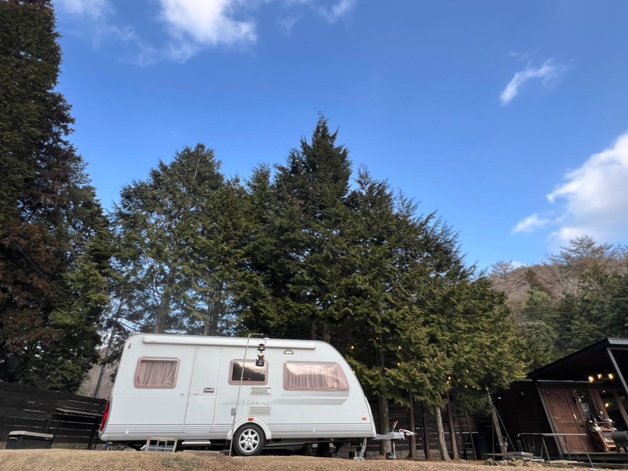 【寝室①】2026年1月導入　新トレーラー 　6名様までご就寝可能です。小屋の隣にございます。