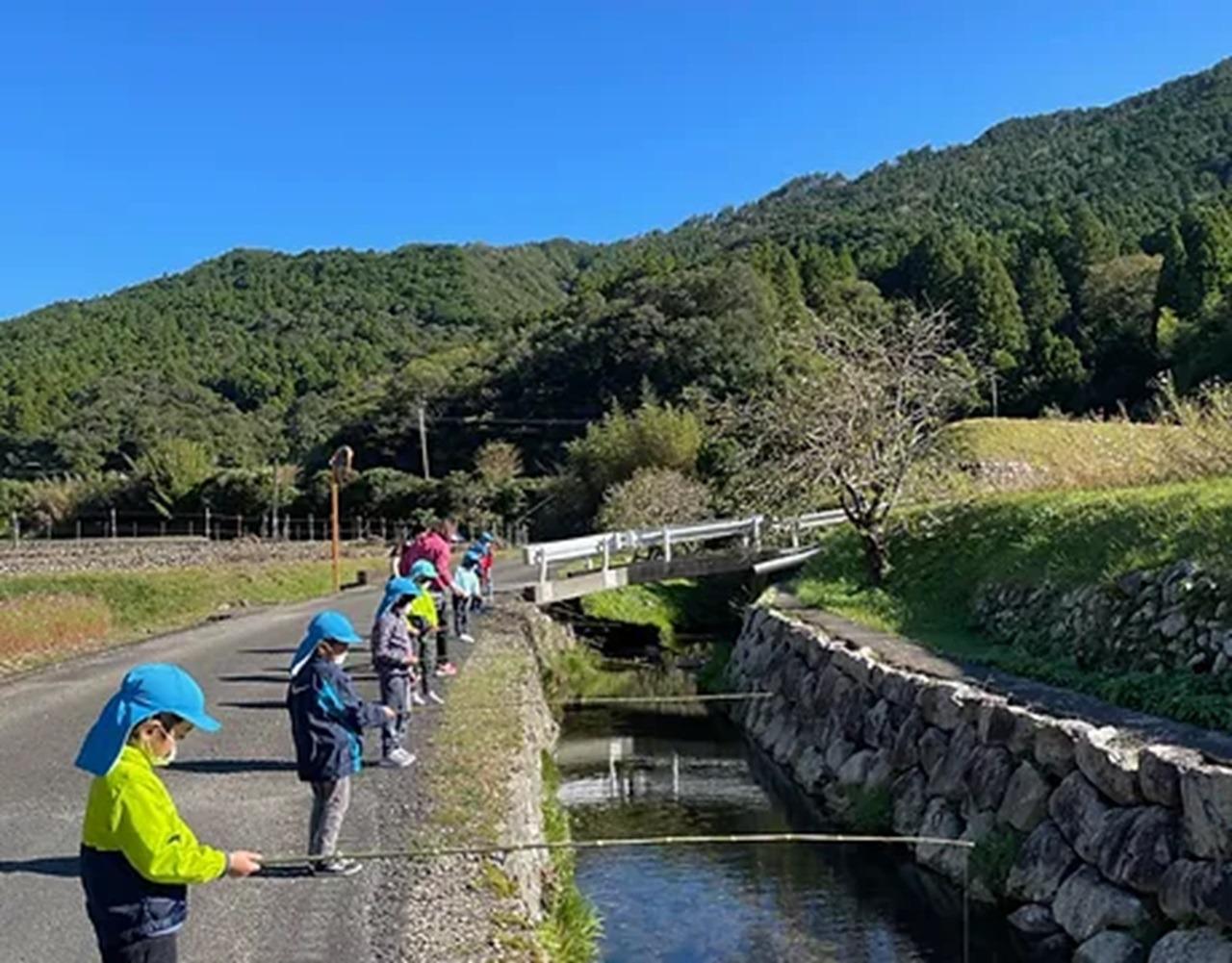 清流での釣り体験、川遊び 　ほたる村に流れる小川や周辺の小川では釣り体験ができます。川むつやモズクがにや手長海老などが釣れます。 お子様が遊べる浅瀬もあり、川遊びもできます。