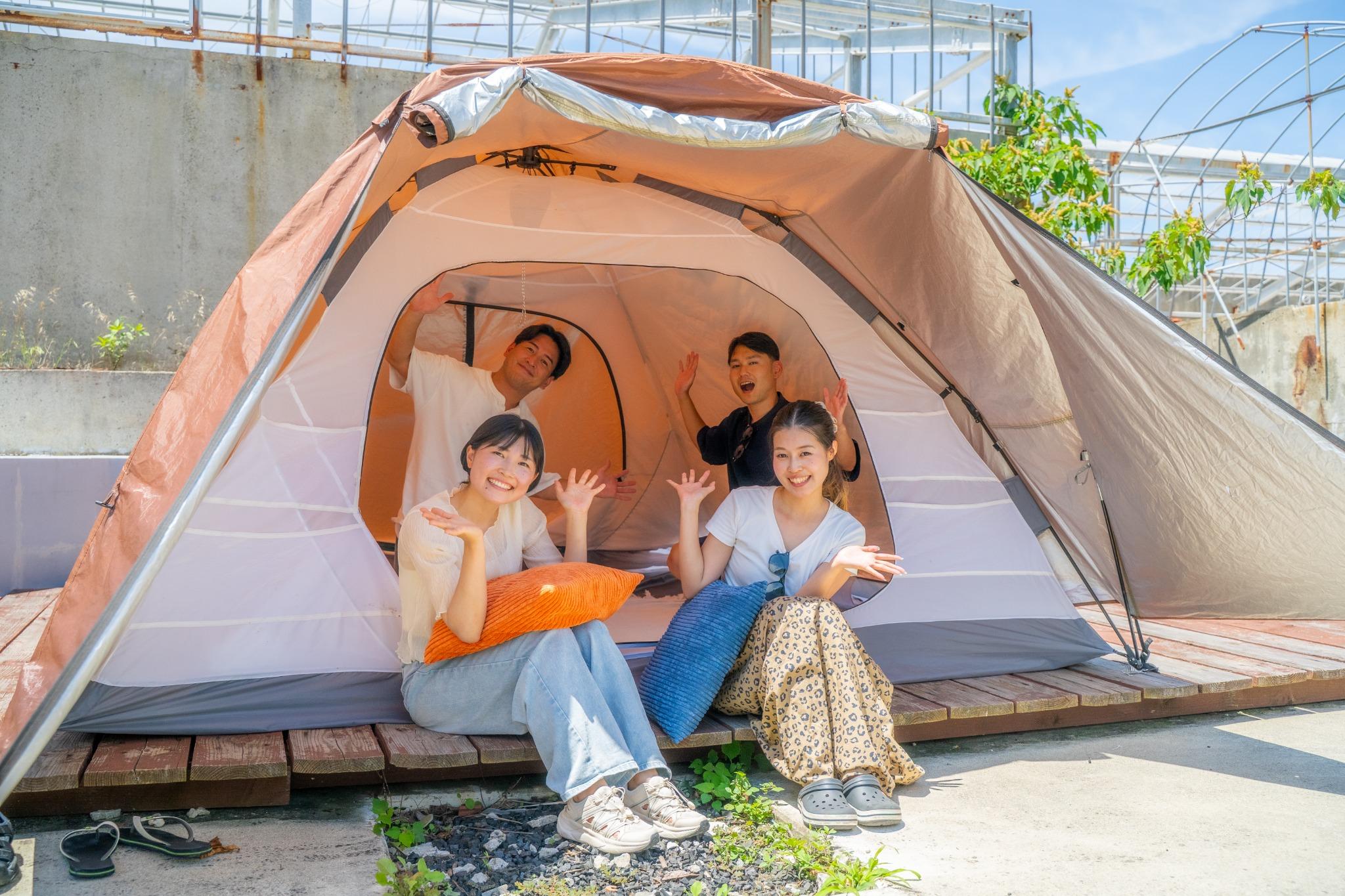 チェックイン時にはテント設営済み。クッションやテーブルなどが整っていて、くつろげる空間となっております！  
