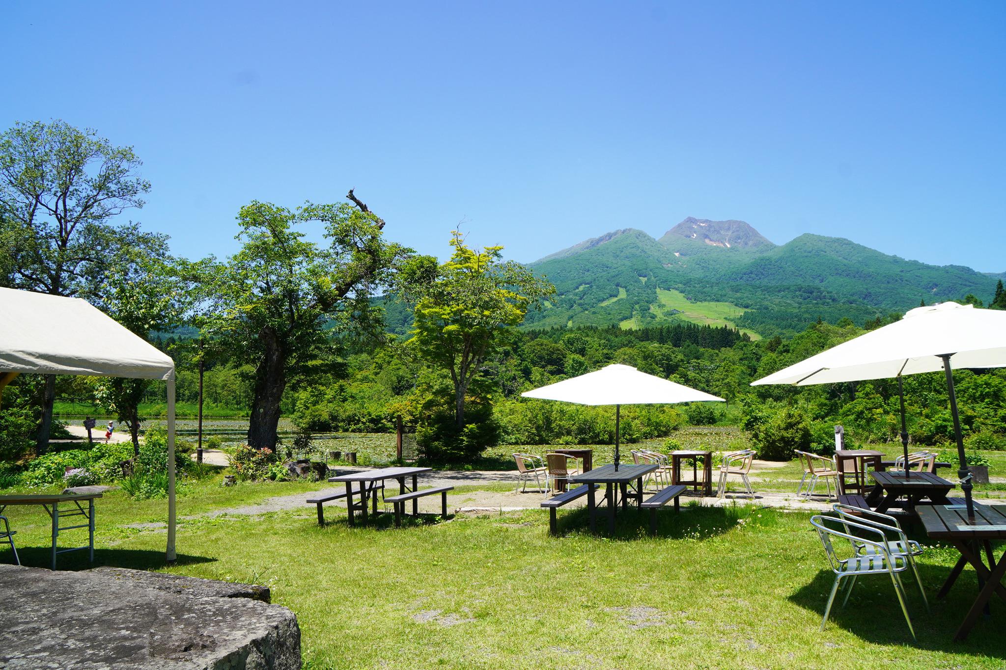 IMORI CAMPSITE　いもり池側　建物【芭蕉苑】の裏側になります。いもり池から望む妙高山を眺めながらゆったりとした時間をお過ごしください。