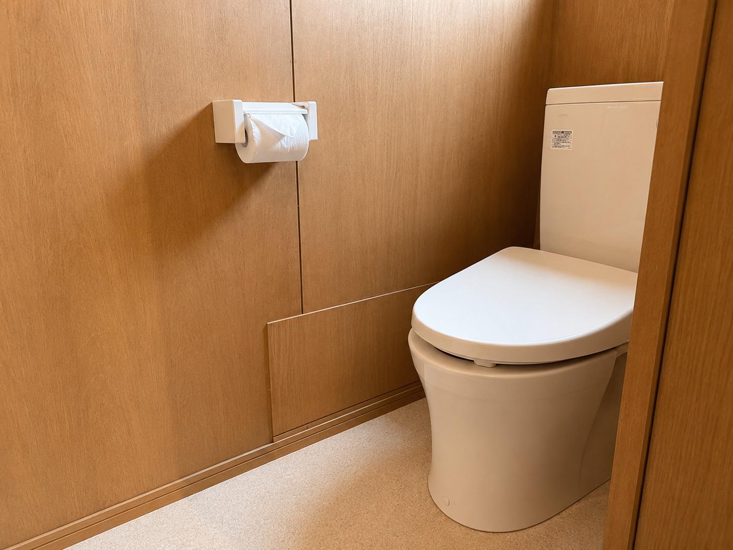 清潔感のある洋式トイレを備えた、シンプルで使いやすい空間です。木の温もりを感じる内装と明るい照明が落ち着いた雰囲気を演出し、快適にご利用いただけます。ご家族やグループでの滞在でも安心してお使いいただける、清潔で機能的なトイレスペースです。