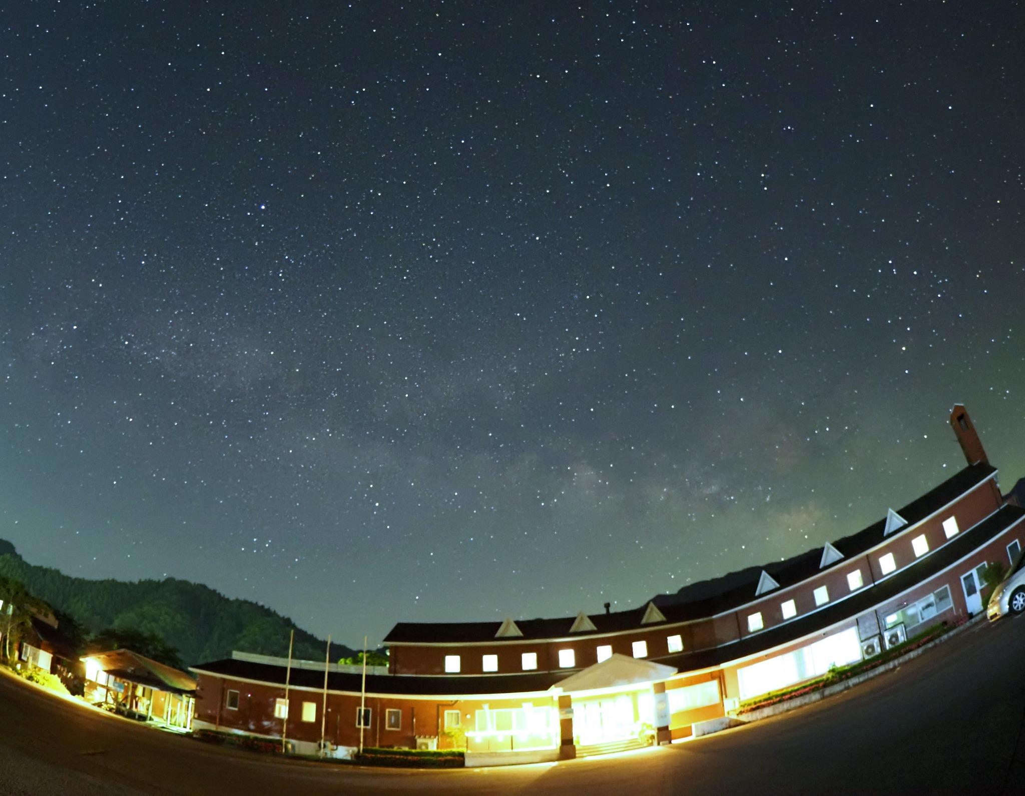 夜晴れていれば満天の星空が見れます。