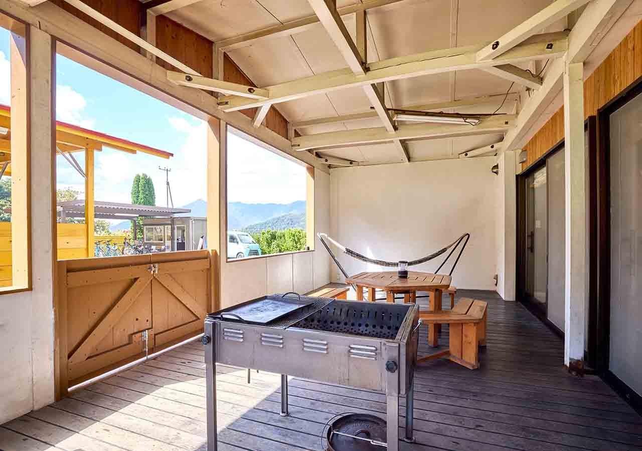 ・【ヴィラ：ウッドデッキ】BBQや焚き火のオプション利用でアウトドア体験がより充実します