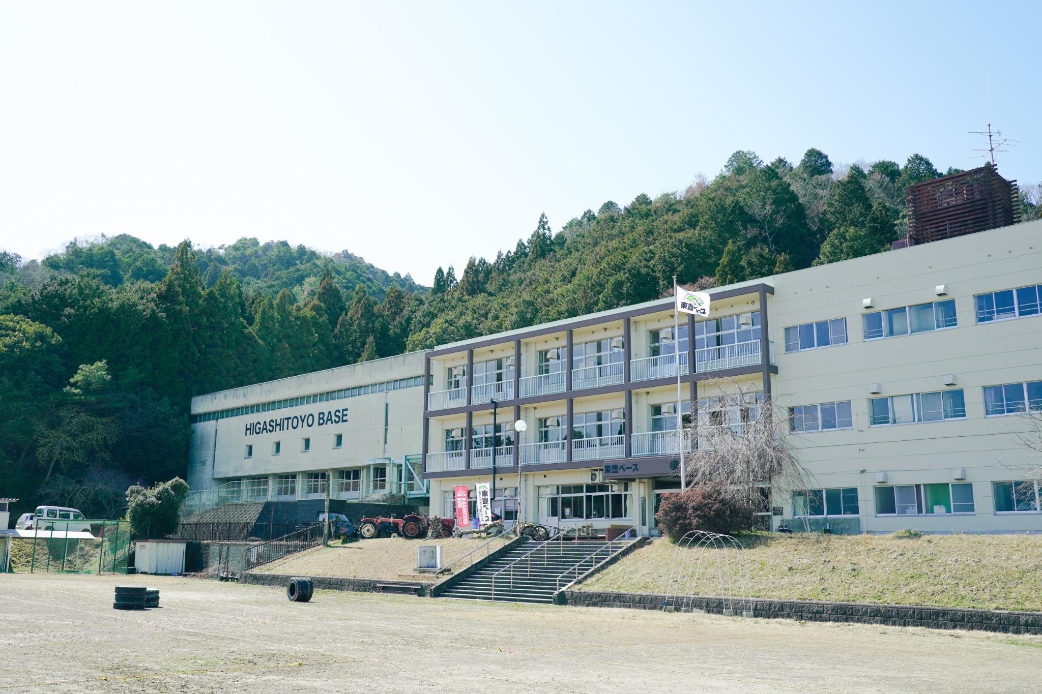 元小学校のグランドを活用したキャンプ場です