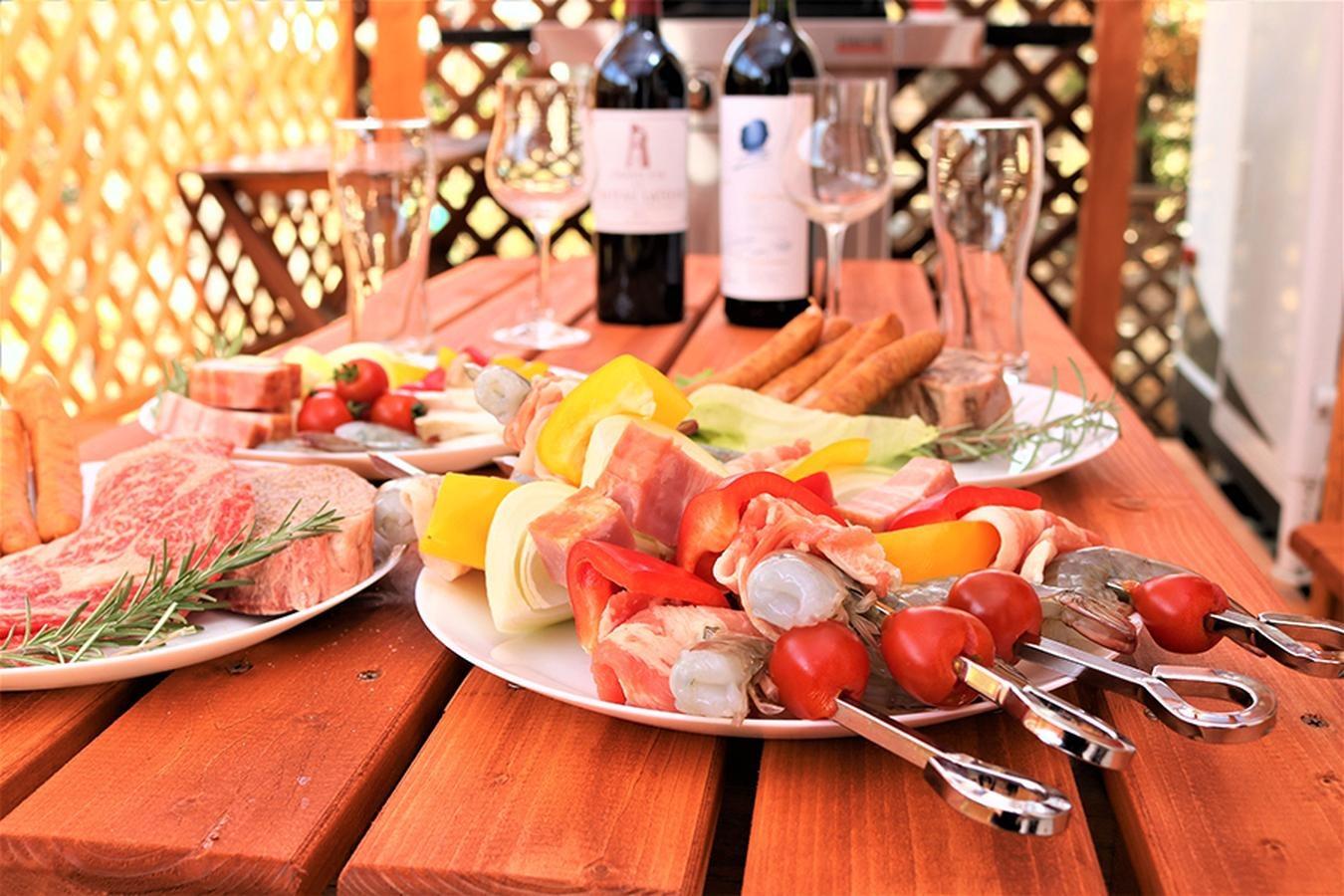 BBQコンロの貸出可能（チェックイン後受付可、キャンセル料等なし）なので、花々に囲まれた自然あふれるガーデンで、オリジナルのグランピングBBQをお楽しみいただけます。 トレーラーハウスのみ、大型のBBQガスグリルをレンタルでご利用いただけます。  ※食材はお持ち込みをお願いしております。近隣にスーパーなどがございますので、ご活用下さい。