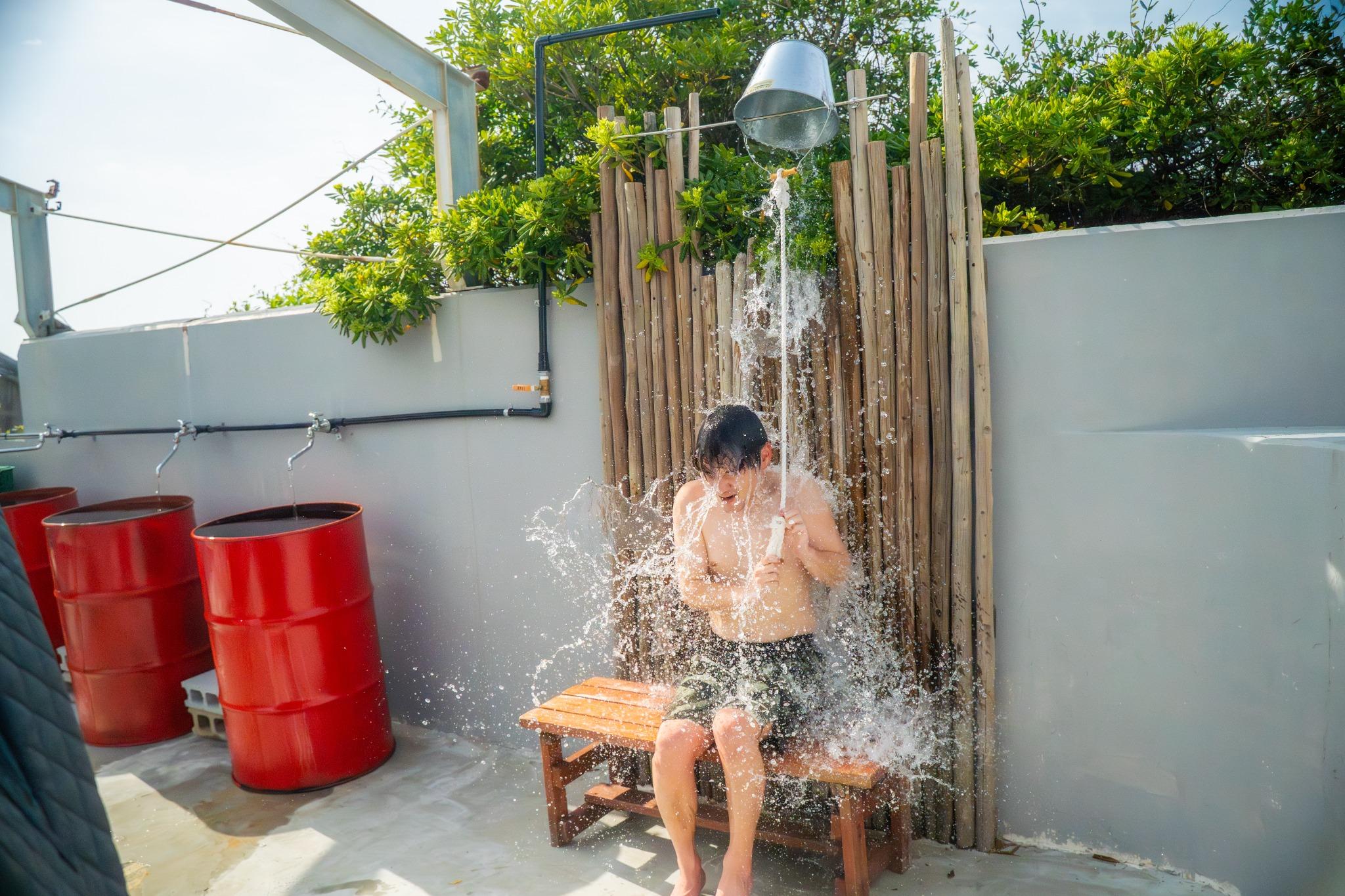 サウナの後は水バケツを「バッシャーン！」爽快！！