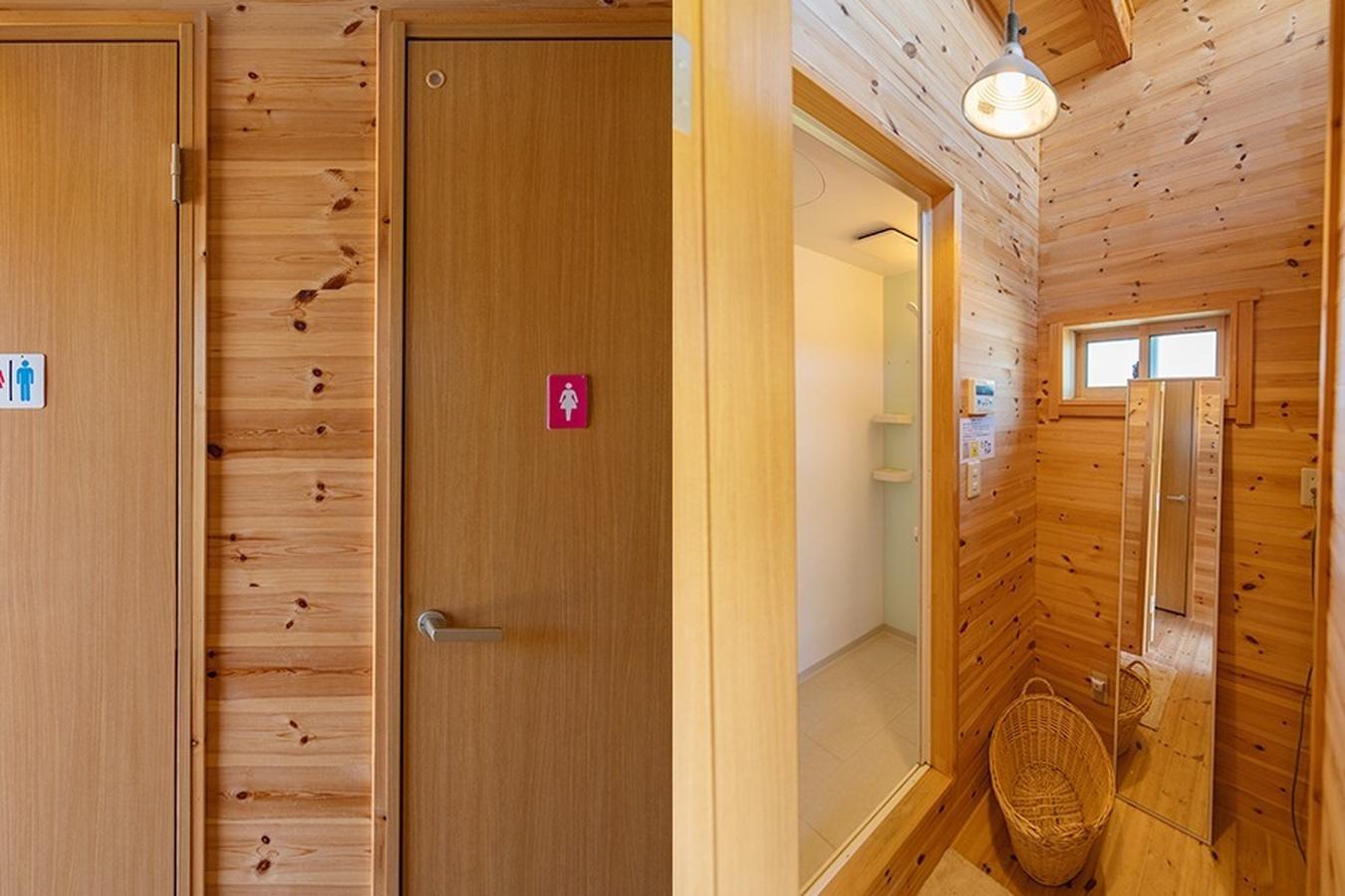 【ログハウス】木の柔らかな雰囲気の可愛いお部屋。プロジェクター・ホームシアターセットが完備されており、プライベートシネマをお楽しみいただけます。 ロフトにあがると天窓からは天然のプラネタリウム。貸切別荘として、ご自由にお過ごしいただけます。 トイレ、シャワーはウッドデッキでつながっている隣の棟です。