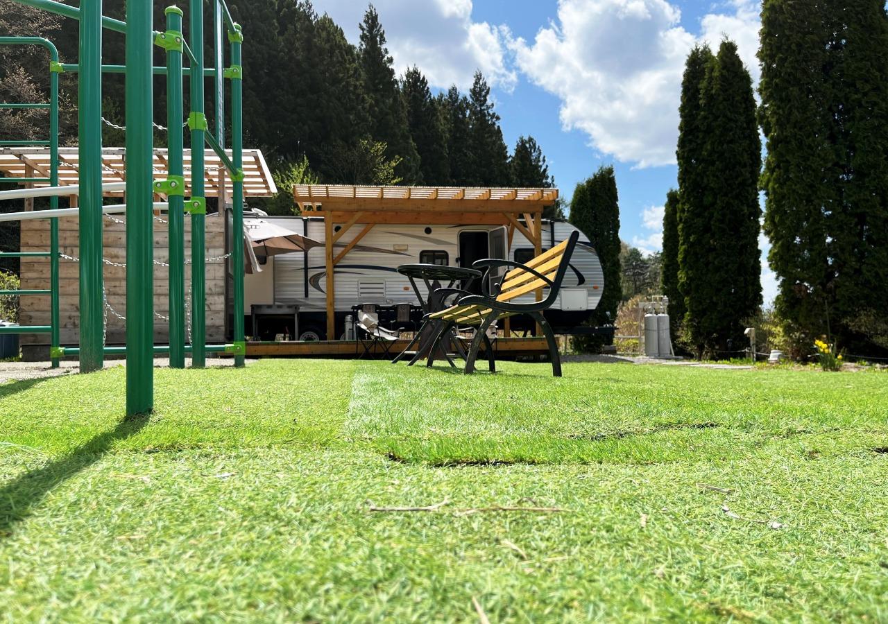 ・【中庭】ベンチもありお子様の様子を見つつ、自然の空気を嗜みつつ、のんびり過ごせます。