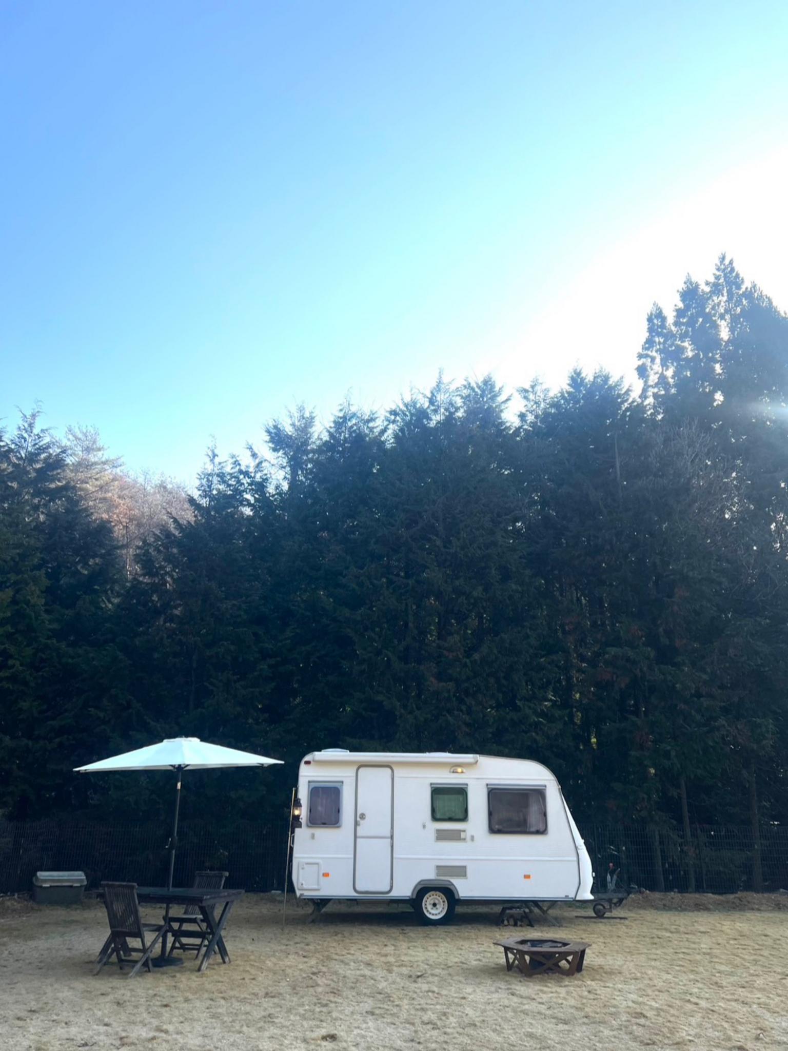 【寝室②】こちらのトレーラーはドッグランの中に設置しておりますので、エアコン完備の休憩場所として季節を問わず快適にお過ごしいただけます。 連泊での長期ご滞在にもぜひご利用くださいませ。