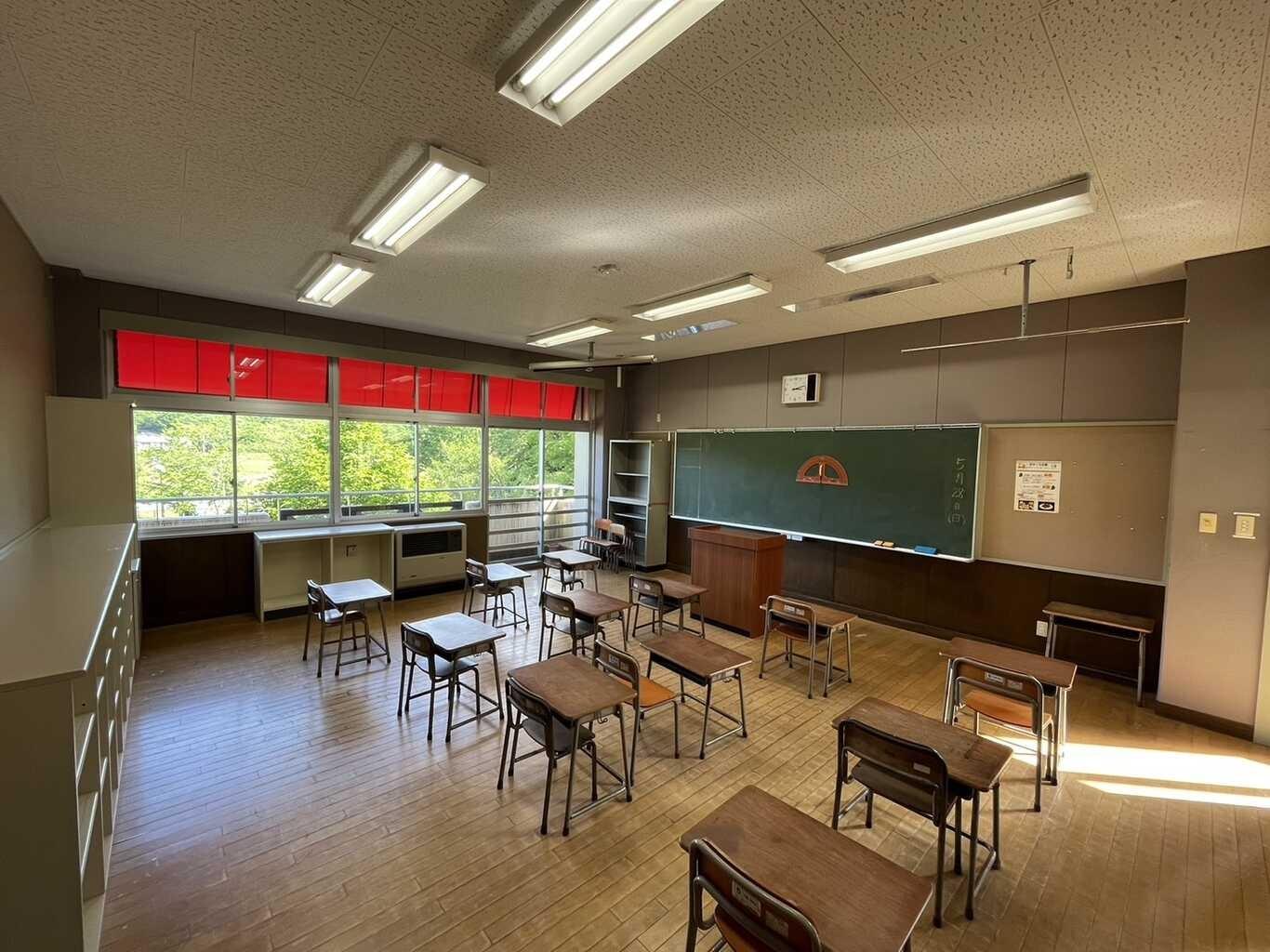 【教室】 教室はあえてそのままの形で残しています。 実際に椅子に座ってみるとこんなにも小さい時があったんだなと不思議な気持ちになりますよ笑