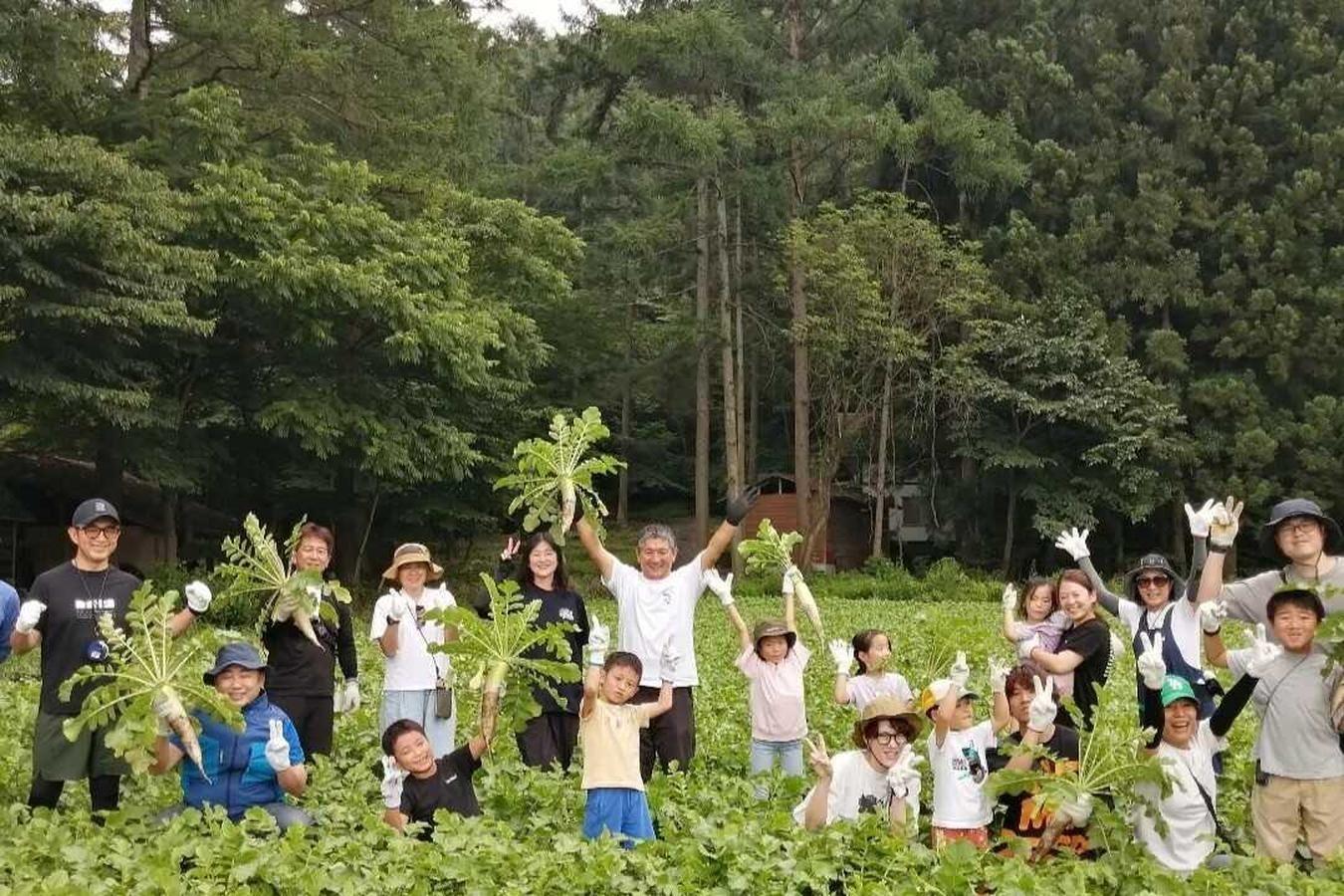 近隣農家さんと連携し野菜の植え付けや収穫体験を提供。獲った野菜をそのままBBQ食べると格別！