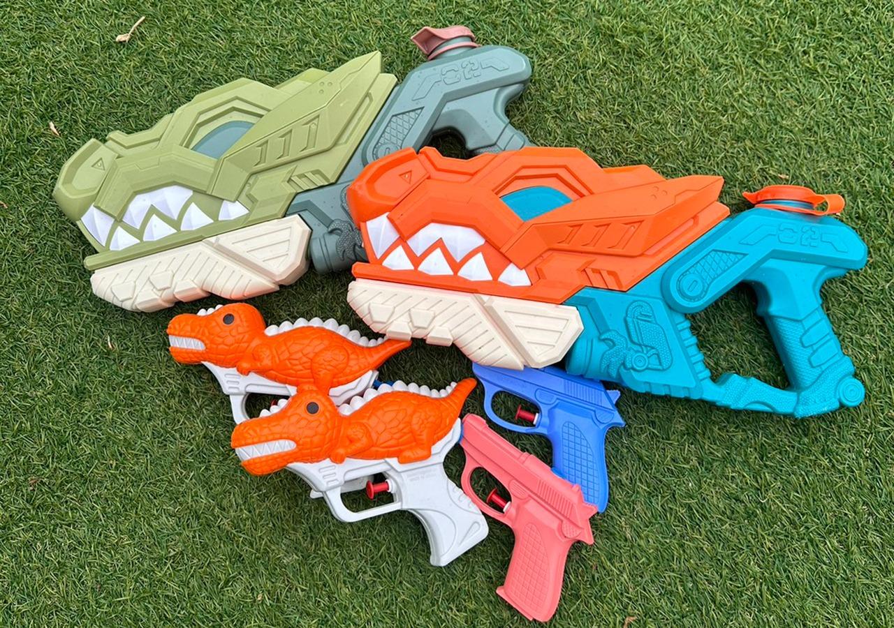 ・【グランピング・セントラルハウス】恐竜の形が可愛い、水鉄砲を無料貸出中！
