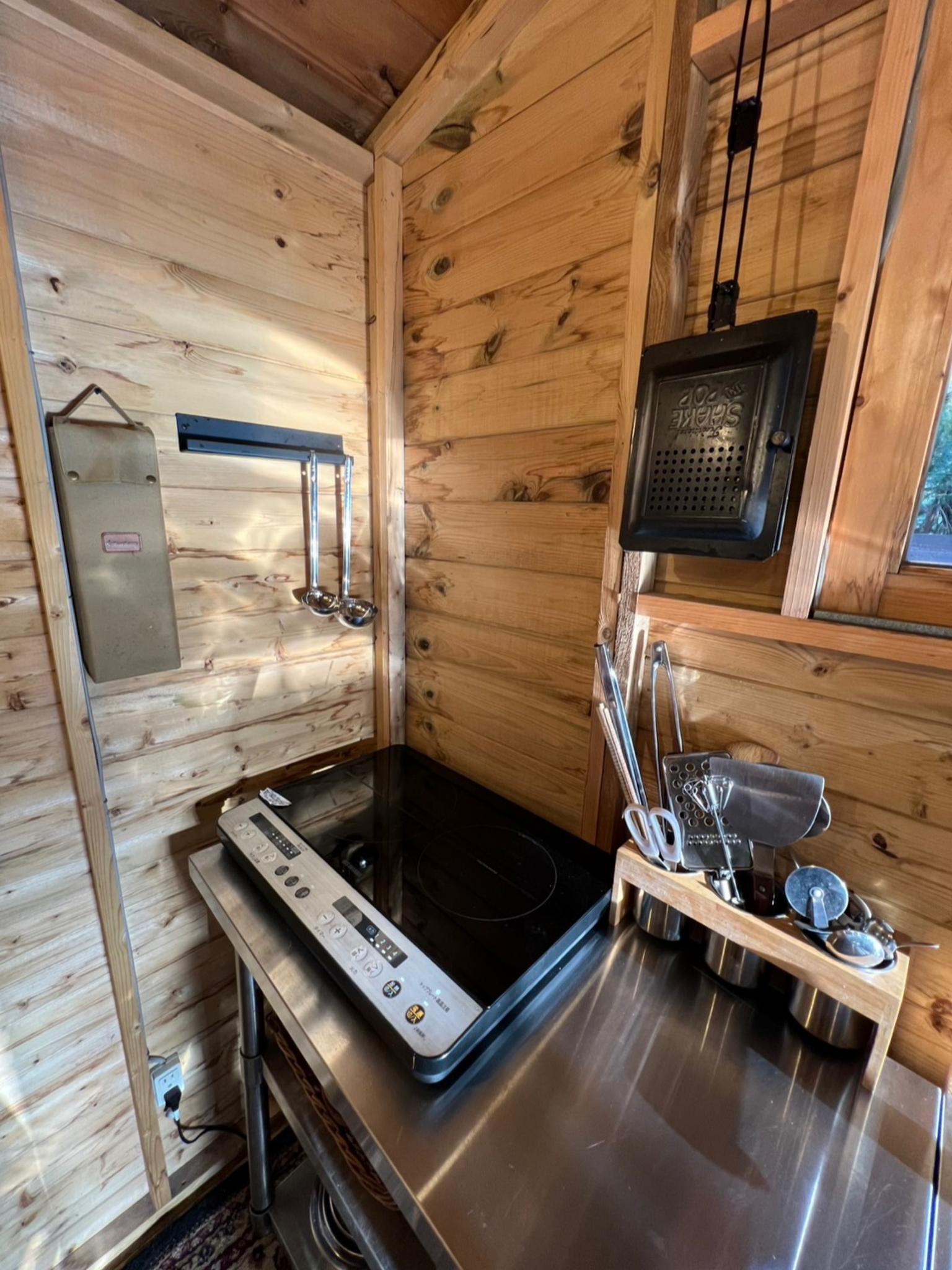 IHクッキングコンロ、お玉やトングなどの調理器具、包丁、まな板、ポップコーンポッパー