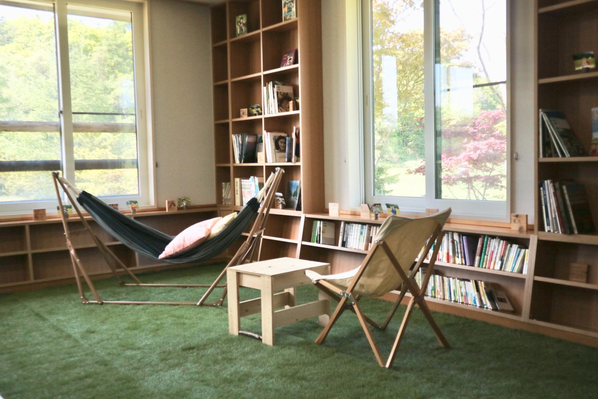 図書室では読書はもちろん休憩スペースとしても無料で利用いただけます！