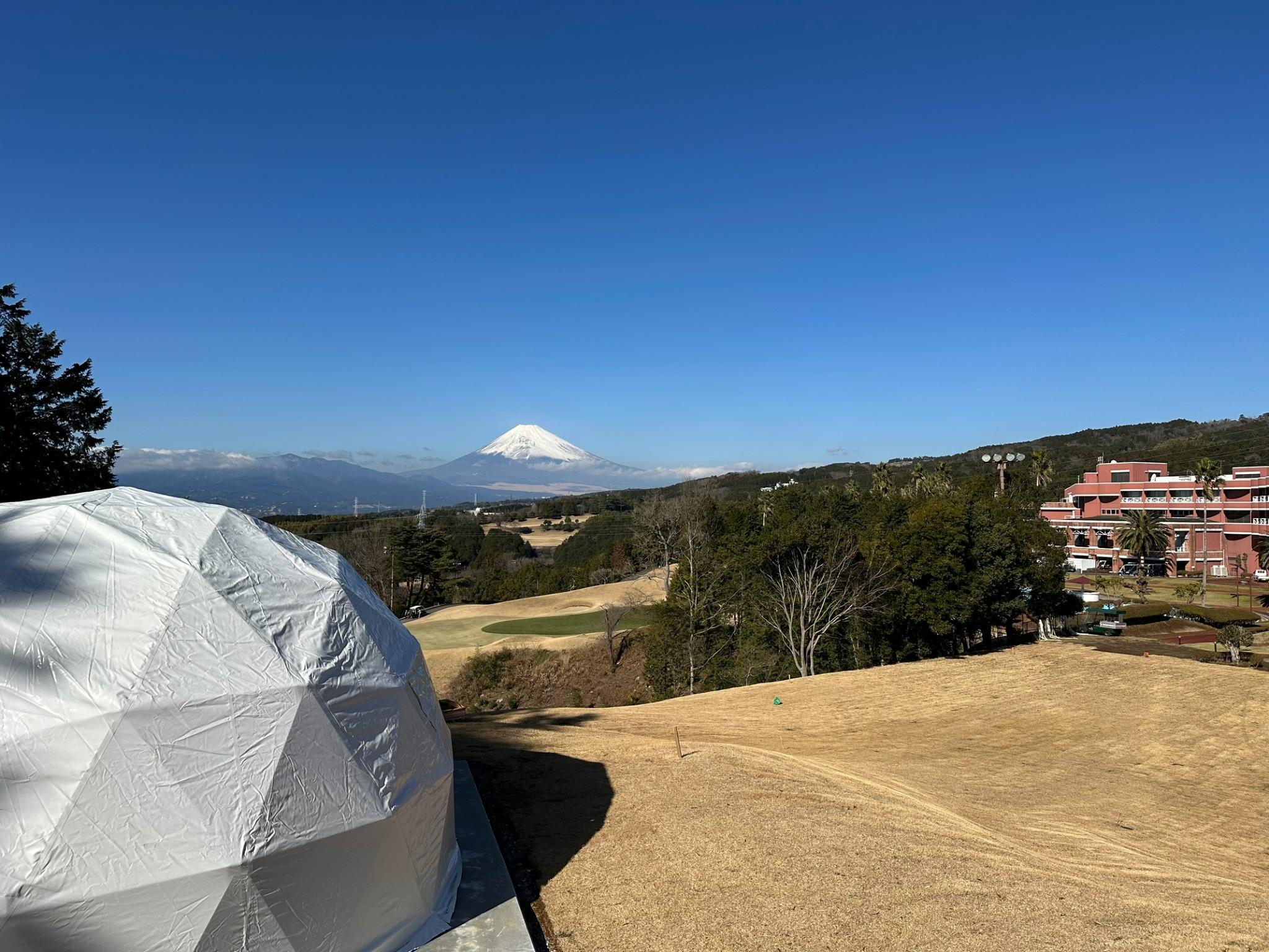 富士山を望むドーム型テント