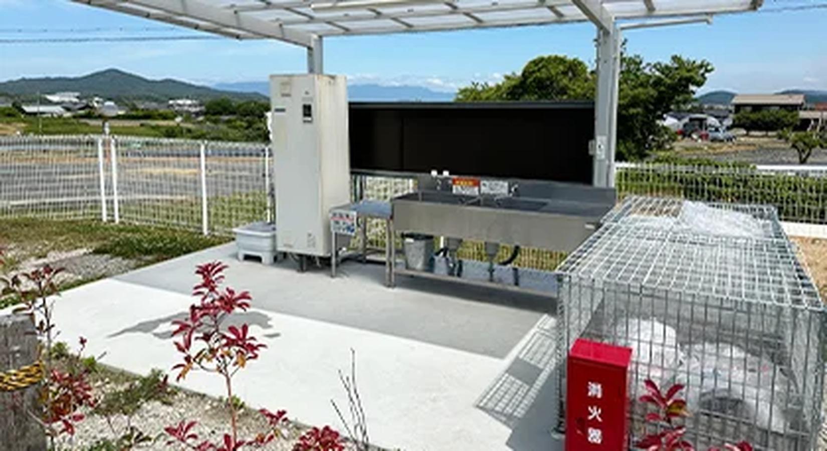 ソロ・デュオ側：屋根付き洗い場・ゴミステーション