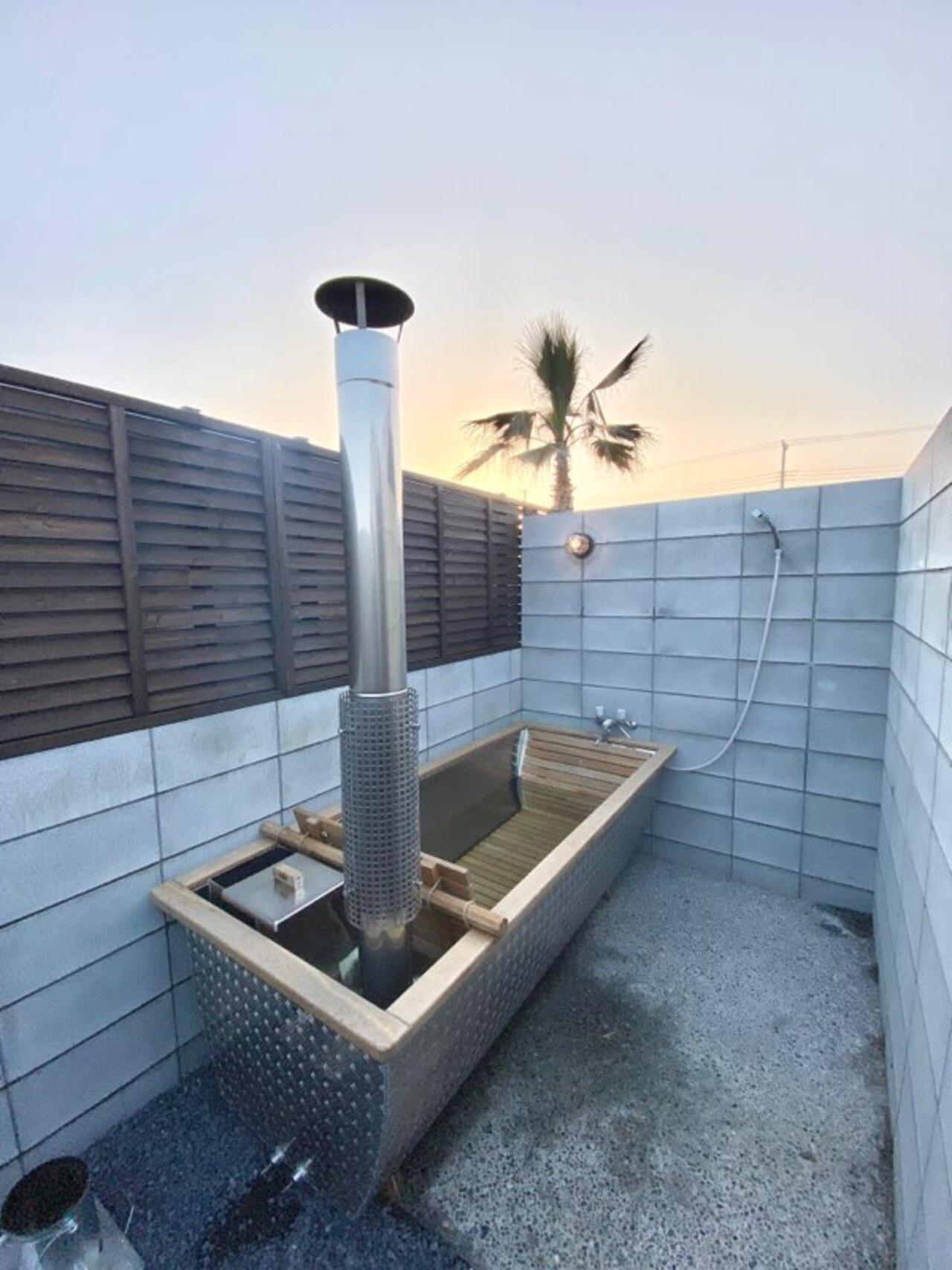Out Door Bath / アウトドアバスルーム：薪でお湯を沸かして入浴する露天風呂です。カランから直接お湯を入れて、お湯が冷めないように薪で温めます。