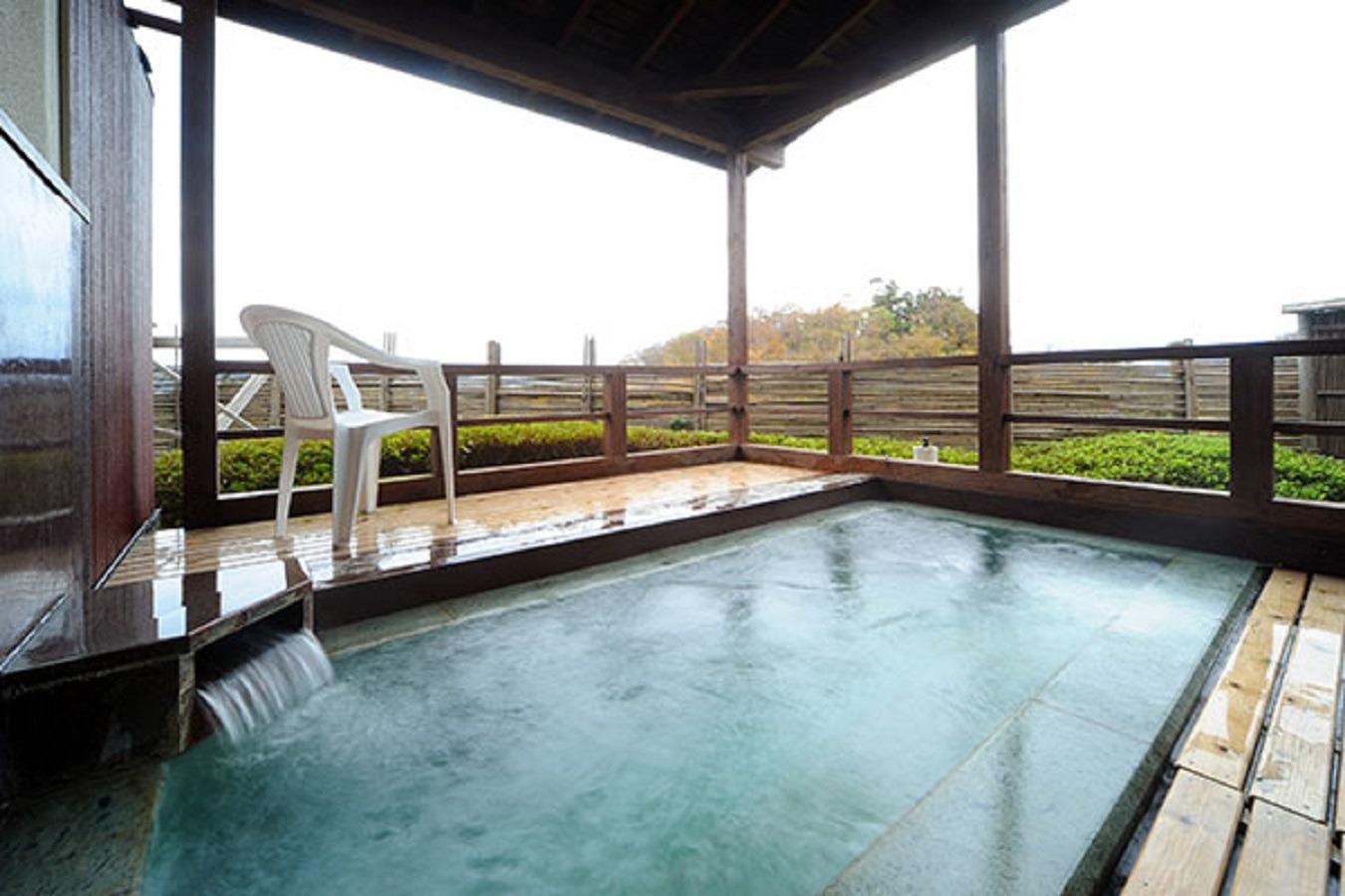 露天風呂 ‐各大浴場（眺海の湯、茜の湯）の外に、露天風呂があります。 日本海の壮大な景観と田園風景を眺め。 自然と一体になったような心地よさを楽しめます。