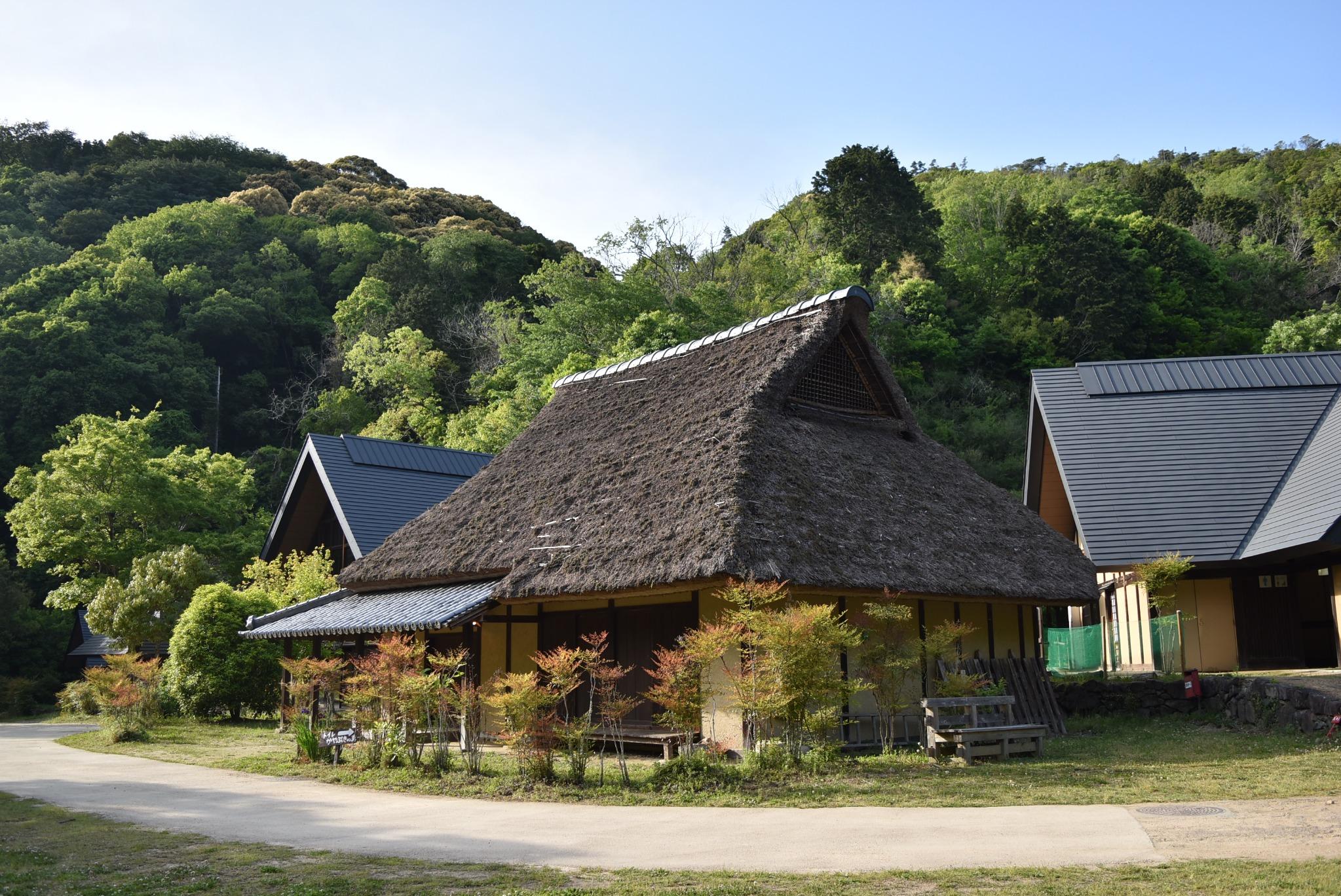 休憩所（茅葺き屋根の家）