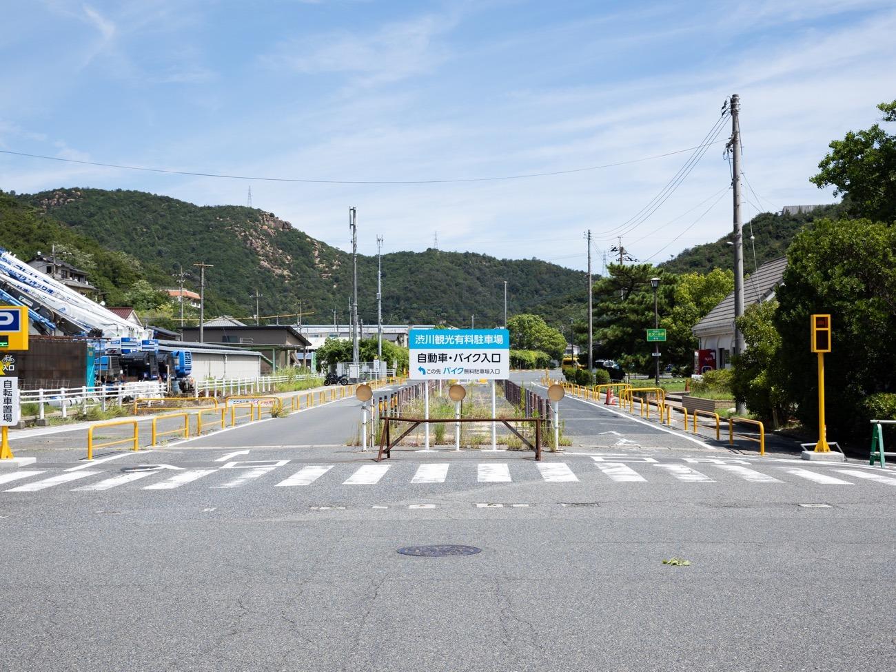  駐車場は「渋川観光駐車場」をご利用ください。駐車場から施設まで徒歩5分