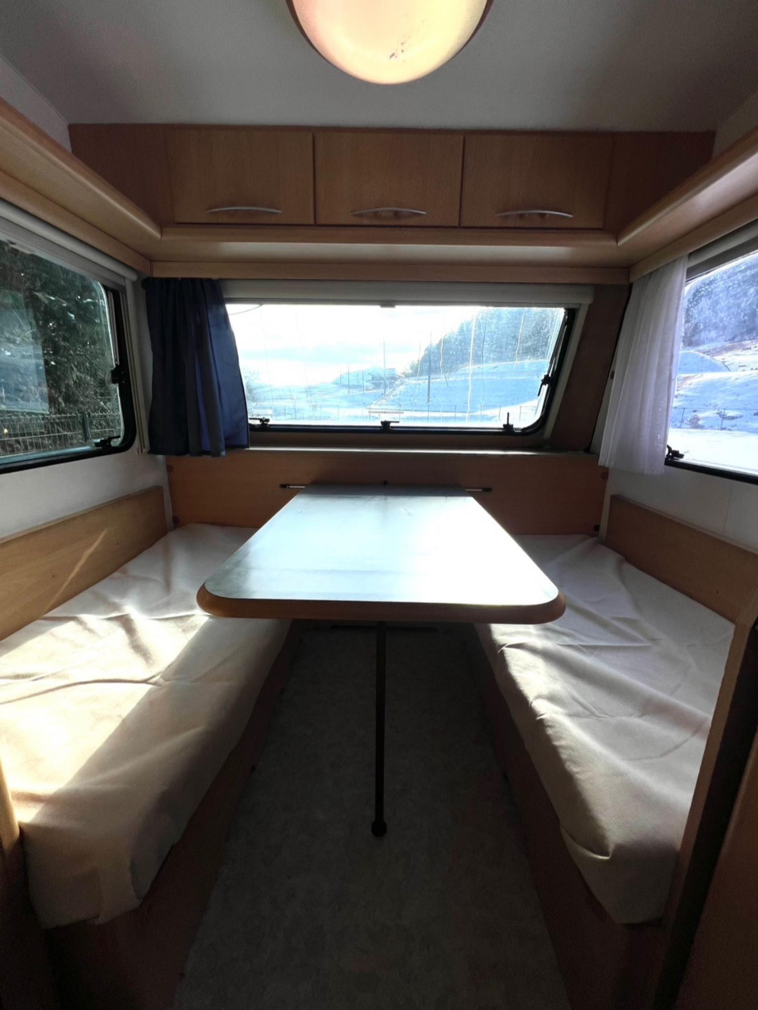 6名様以下でご宿泊（寝室①のみご利用）の場合は、ドッグラン内のトレーラー（寝室②）をこのようにリビングスタイルにセッティングいたします。