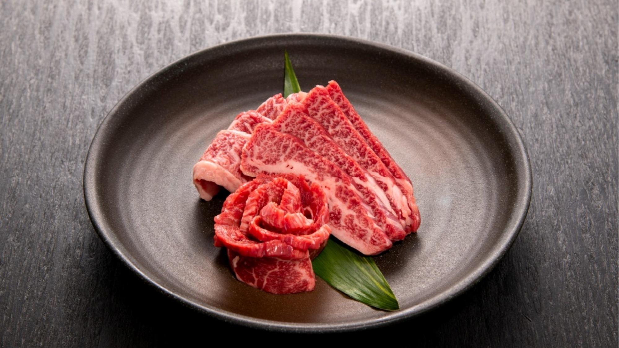 隠岐の自然が育てた「隠岐牛」。とろける脂と肉本来の旨みを堪能。