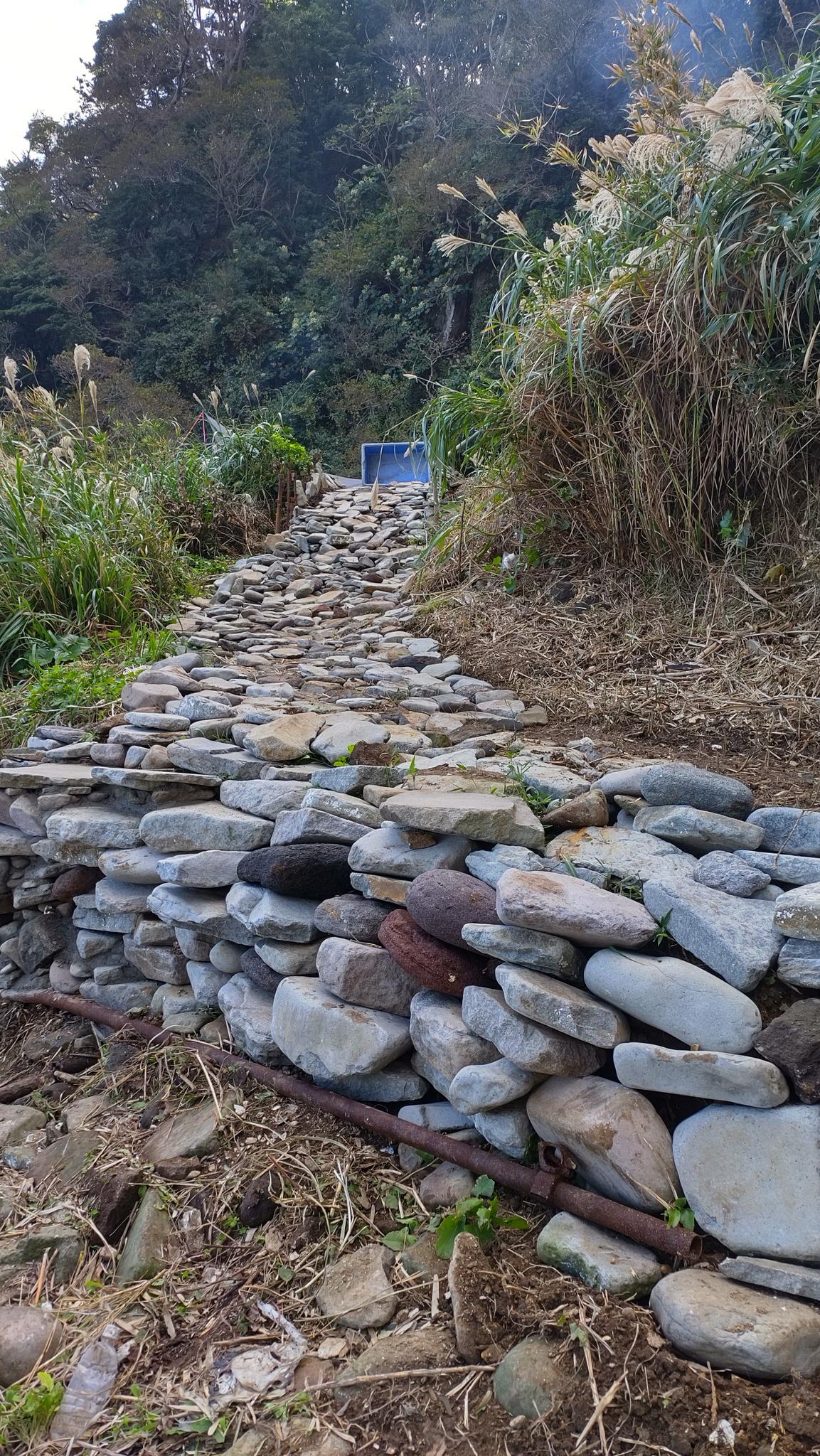 お客様の協力で積み上げた海岸への道