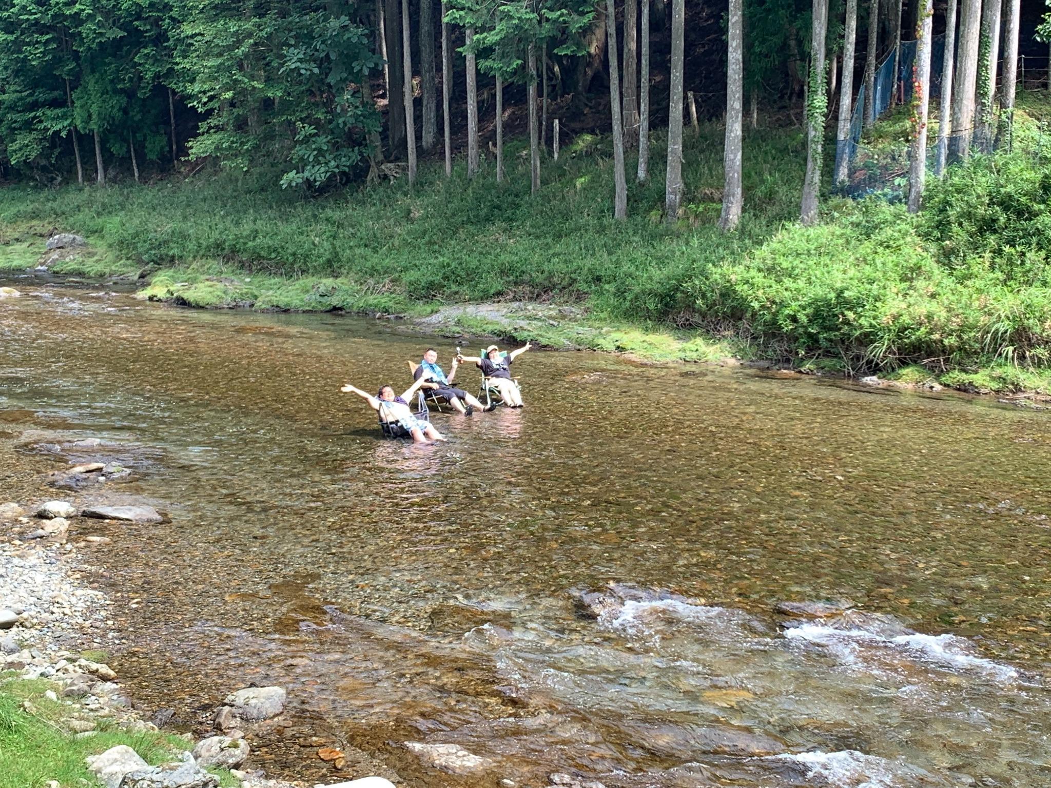 夏の暑い日は川の中にチェアーをおいて涼めます。