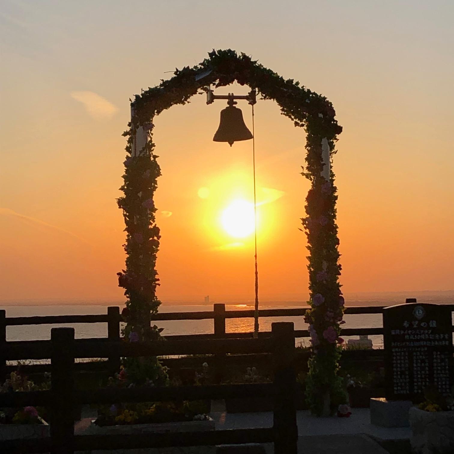 飯岡灯台の希望の鐘と夕日