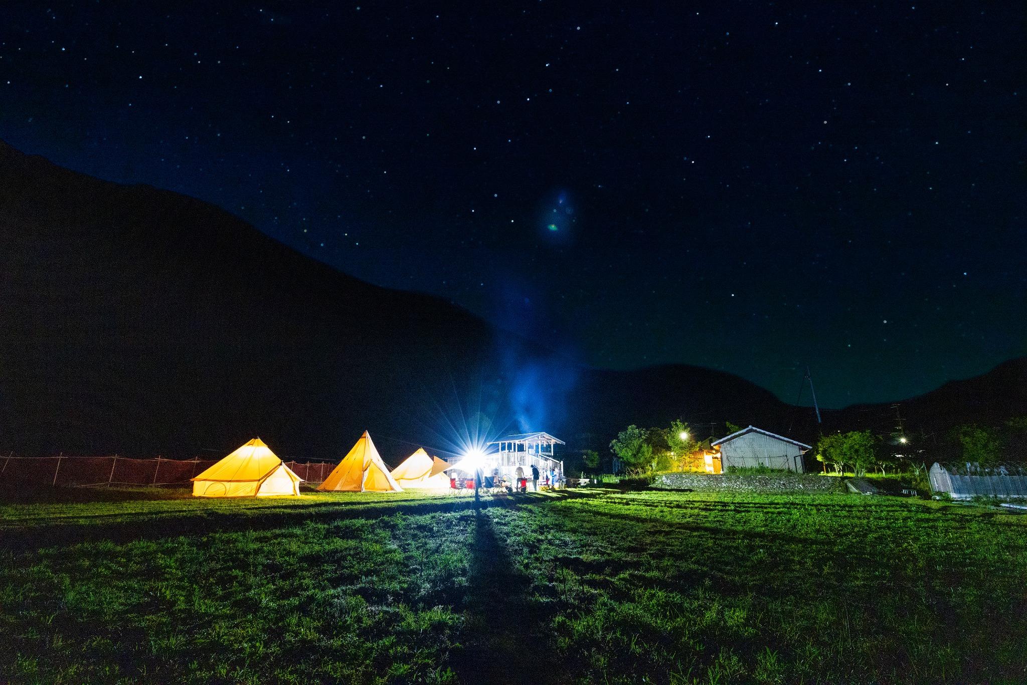 夜には星空が見えます。