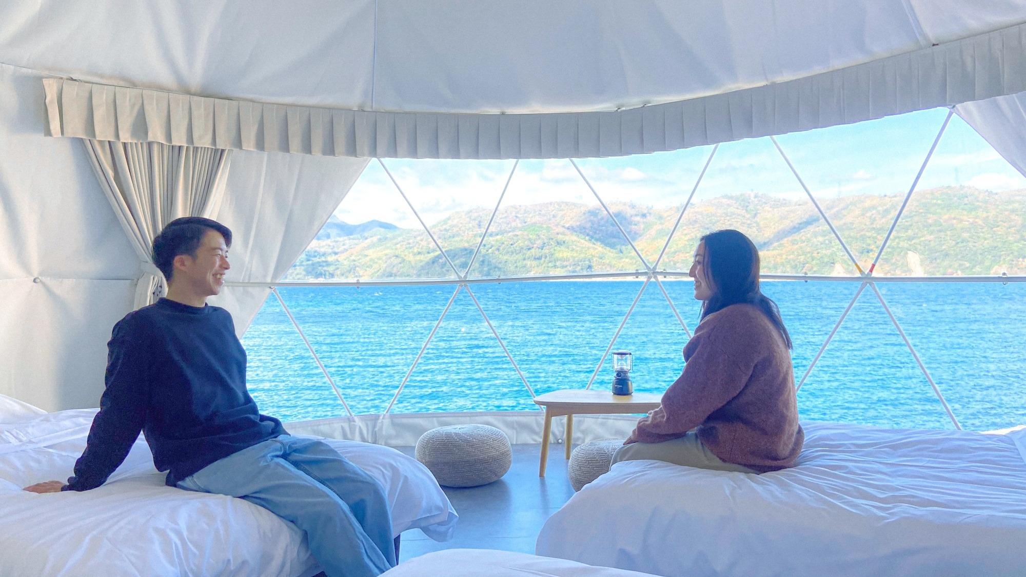 ベッドから眺める、移ろいゆく海の色。