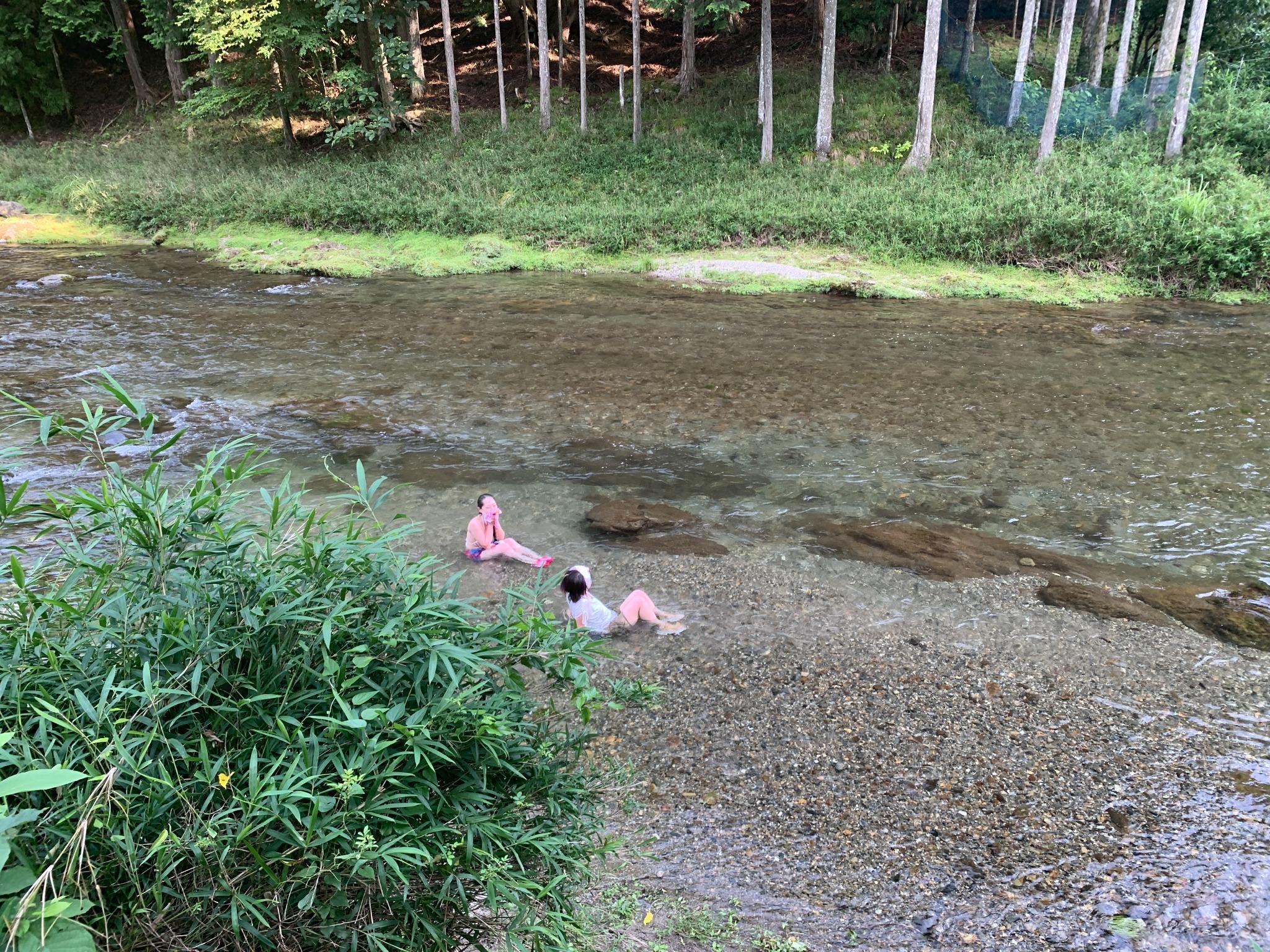 サウナテントから冷たい清流にドボン。