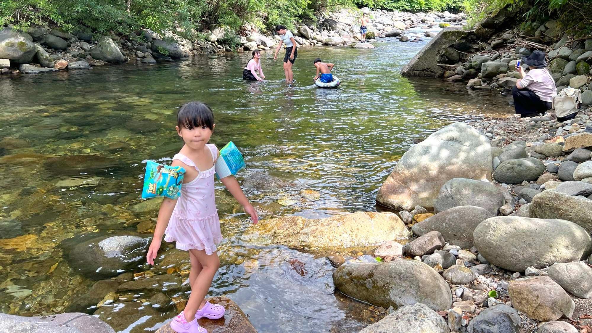 ・【川遊び】川遊びの際は水着や浮き輪、水中メガネ、サンダル等をご持参ください