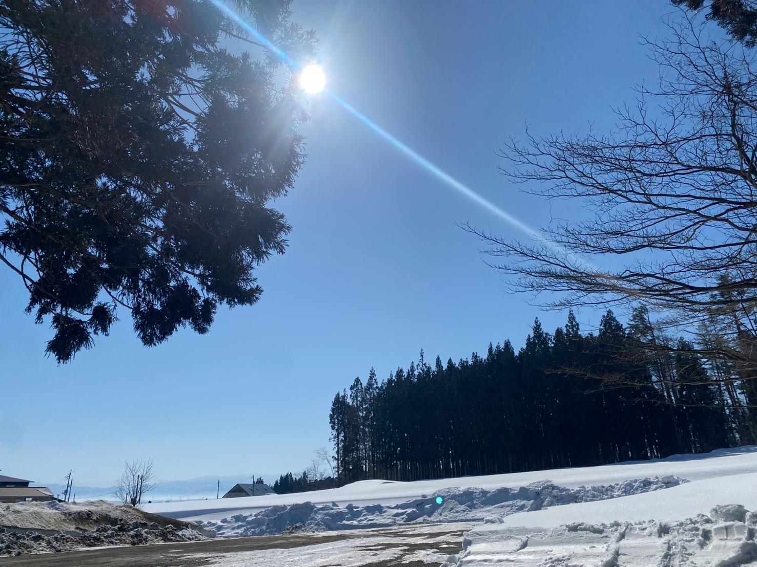 雪の晴れ間のキャンプ場