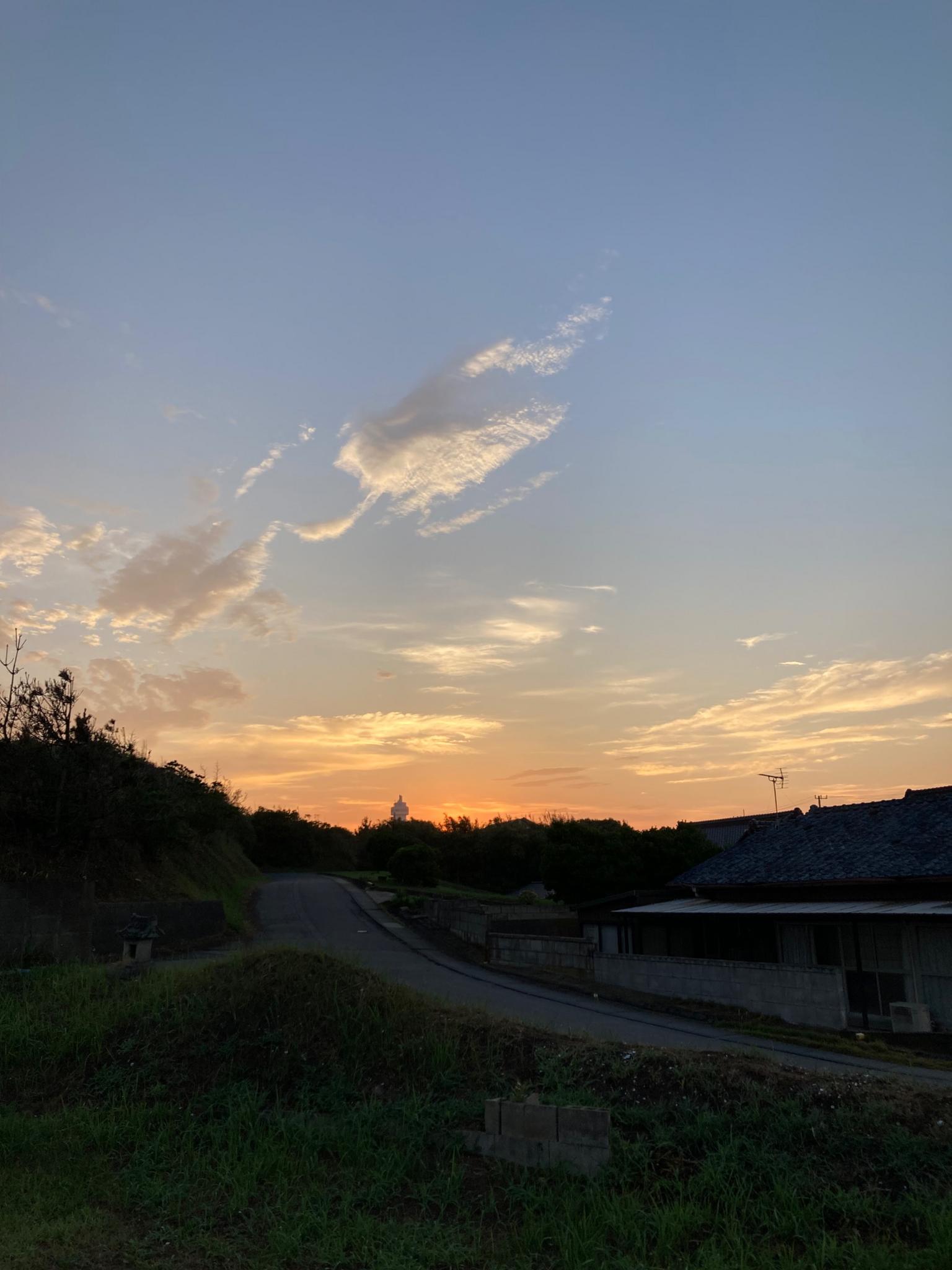 夕日は山方向に沈みます