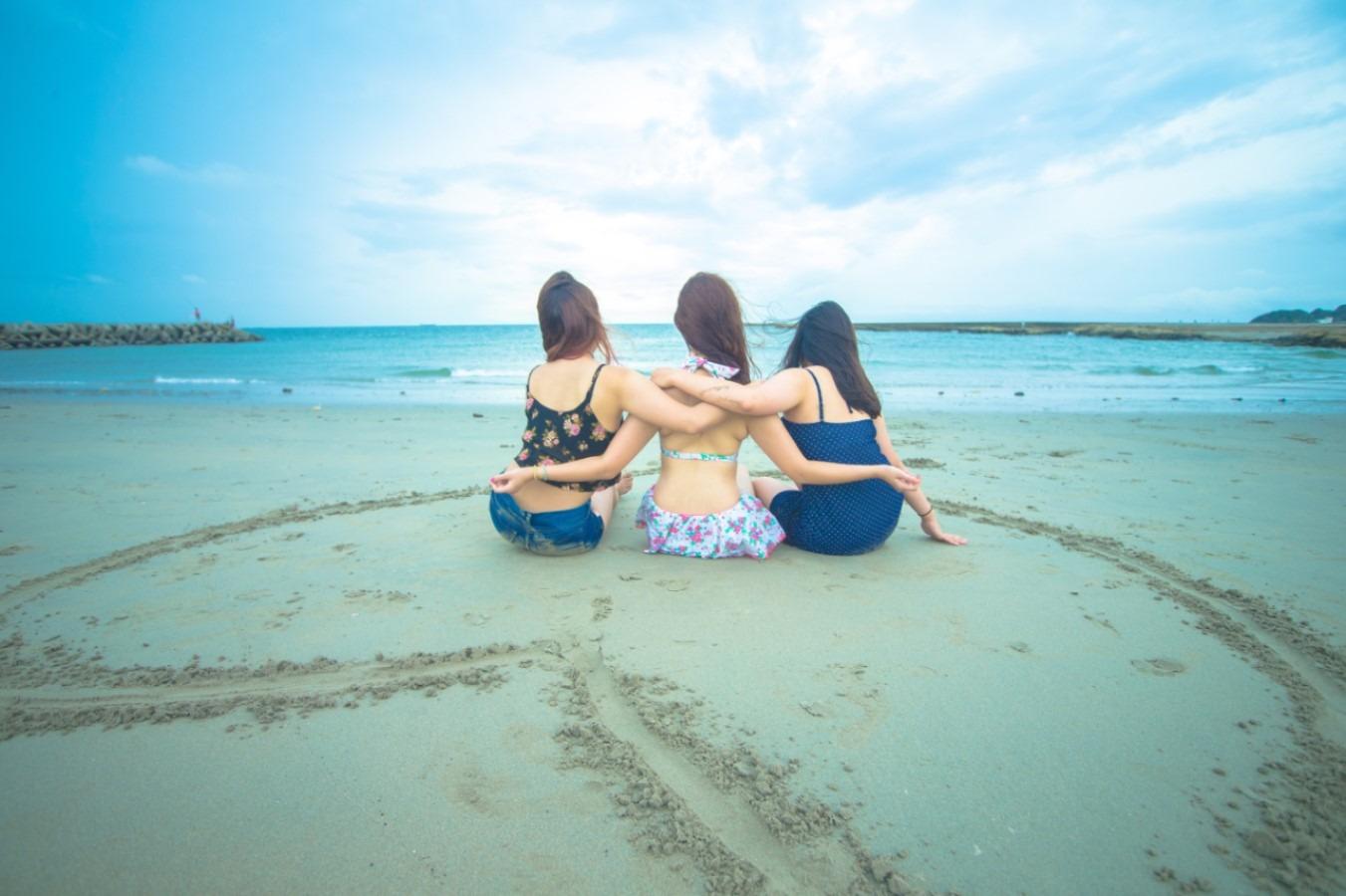 グランピング施設は海岸沿いにあり、ビーチまで徒歩数秒の前に広がる海は、向かって右手側には松原海水浴場。 左手側には美浜で最も歴史のある、久々子海水浴場があります。
